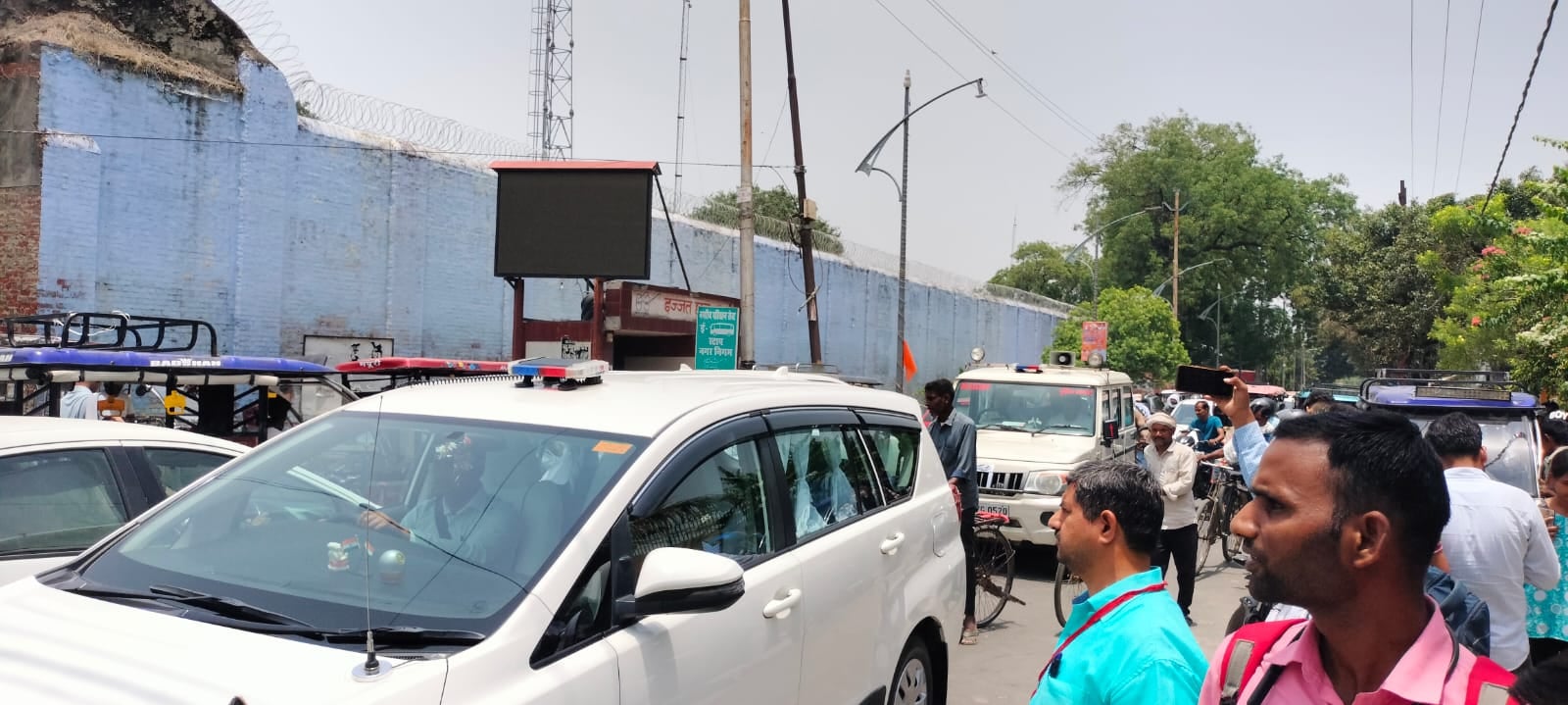 इस्लामिया कॉलेज के पास जाम खुलवाते यातायात निरीक्षक बच्चू सिंह यादव। संवाद इस्लामिया कॉलेज के पास जाम खुलवाते यातायात निरीक्षक बच्चू सिंह यादव। संवाद