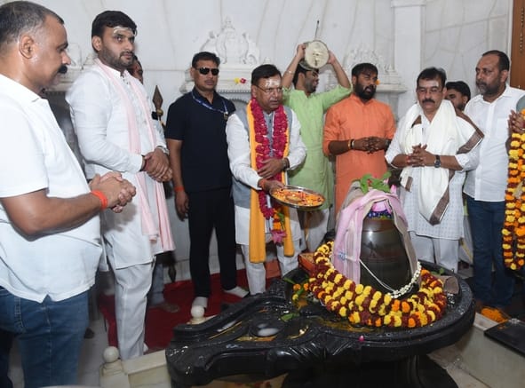 इंदिरा नगर भूतनाथ मंदिर में केंद्र सरकार के 12 साल पूरे होने पर भाजपा पूर्वी विधायक ओपी श्रीवास इंदिरा नगर भूतनाथ मंदिर में केंद्र सरकार के 12 साल पूरे होने पर भाजपा पूर्वी विधायक ओपी श्रीवास