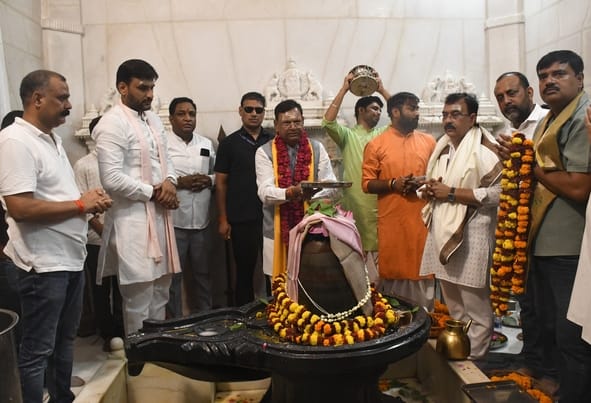 इंदिरा नगर भूतनाथ मंदिर में केंद्र सरकार के 12 साल पूरे होने पर भाजपा पूर्वी विधायक ओपी श्रीवास इंदिरा नगर भूतनाथ मंदिर में केंद्र सरकार के 12 साल पूरे होने पर भाजपा पूर्वी विधायक ओपी श्रीवास