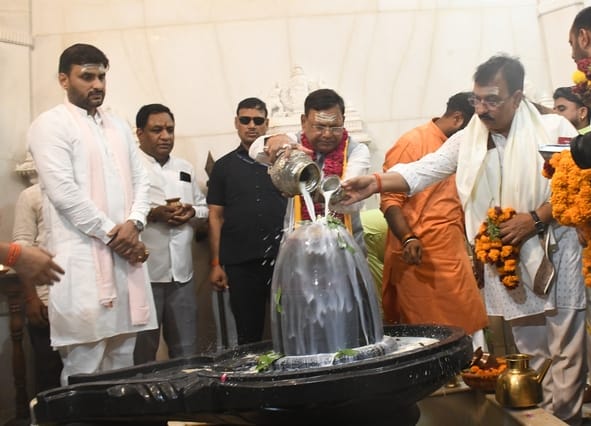 इंदिरा नगर भूतनाथ मंदिर में केंद्र सरकार के 12 साल पूरे होने पर भाजपा पूर्वी विधायक ओपी श्रीवास इंदिरा नगर भूतनाथ मंदिर में केंद्र सरकार के 12 साल पूरे होने पर भाजपा पूर्वी विधायक ओपी श्रीवास
