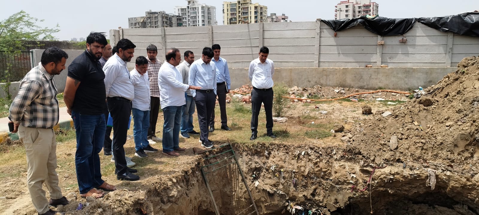 जलभराव वाले स्थानों को नगर निगम आयुक्त प्रदीप दहिया ने अपनी टीम के साथ किया दौरा। वि.