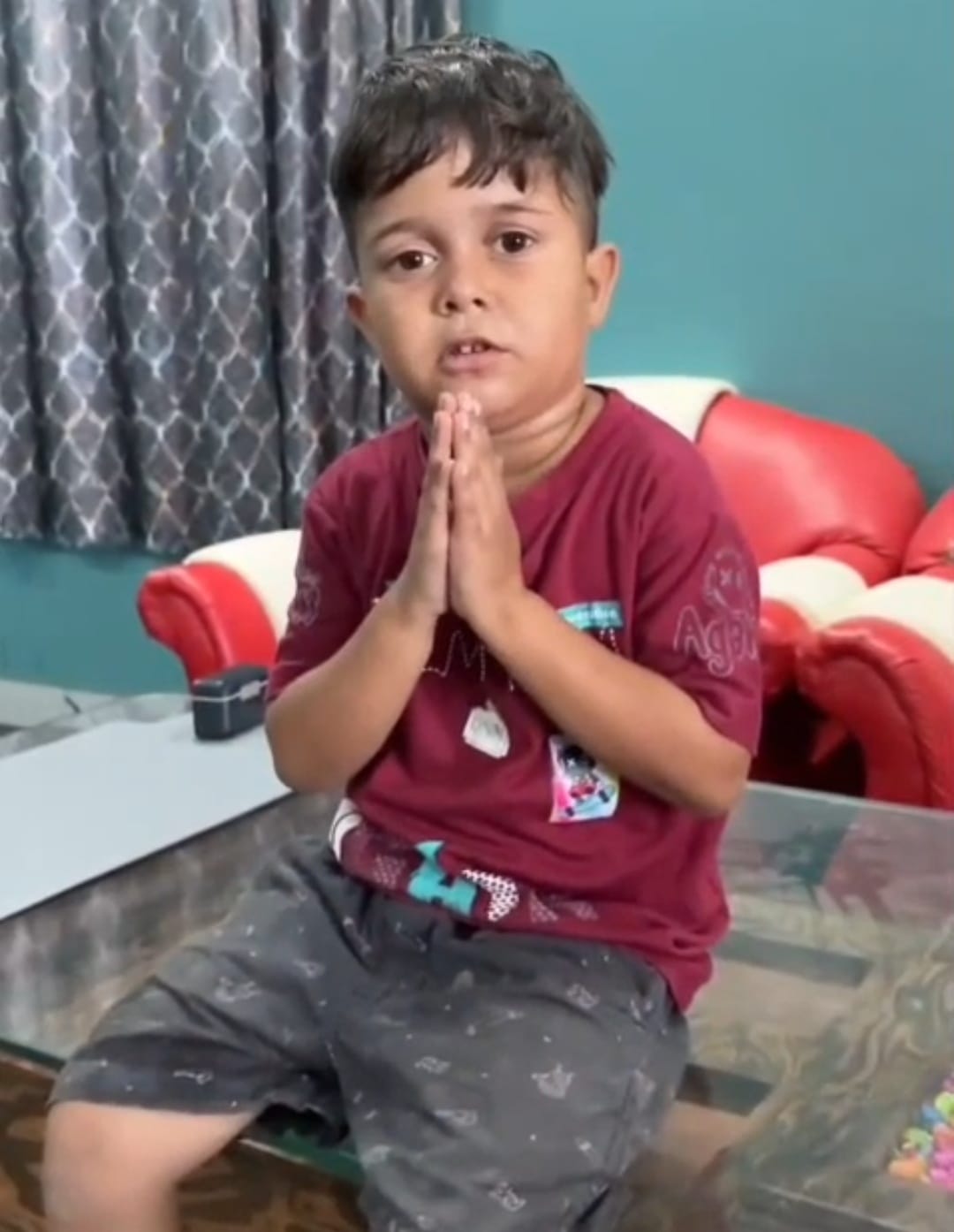 कलान के ककोड़ा गांव में ट्रांसफॉर्मर बदलते विद्युत निगम के कर्मचारी। स्रोत : जागरूक पाठक कलान के ककोड़ा गांव में ट्रांसफॉर्मर बदलते विद्युत निगम के कर्मचारी। स्रोत : जागरूक पाठक