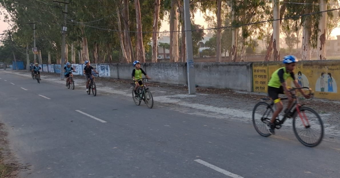 कुरुक्षेत्र। अपनी महिला टीम के साथ कोच रजनी व खिलाड़ी। संवाद