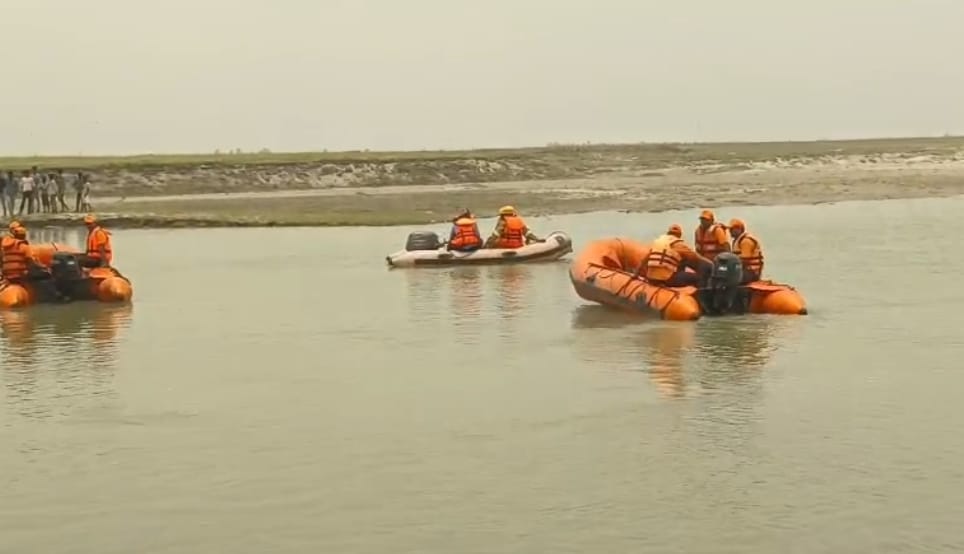 करनैलगंज के नकहरा में बाढ़ के पूर्वाभ्यास की जानकारी लेतीं एसडीएम नेहा मिश्रा व गोड़ियनपुरवा घा करनैलगंज के नकहरा में बाढ़ के पूर्वाभ्यास की जानकारी लेतीं एसडीएम नेहा मिश्रा व गोड़ियनपुरवा घा