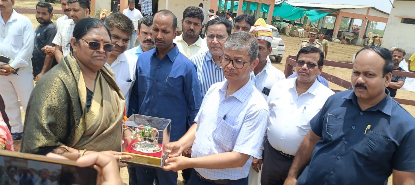 कार्यक्रम में पहुंचे मंत्री व अन्य।