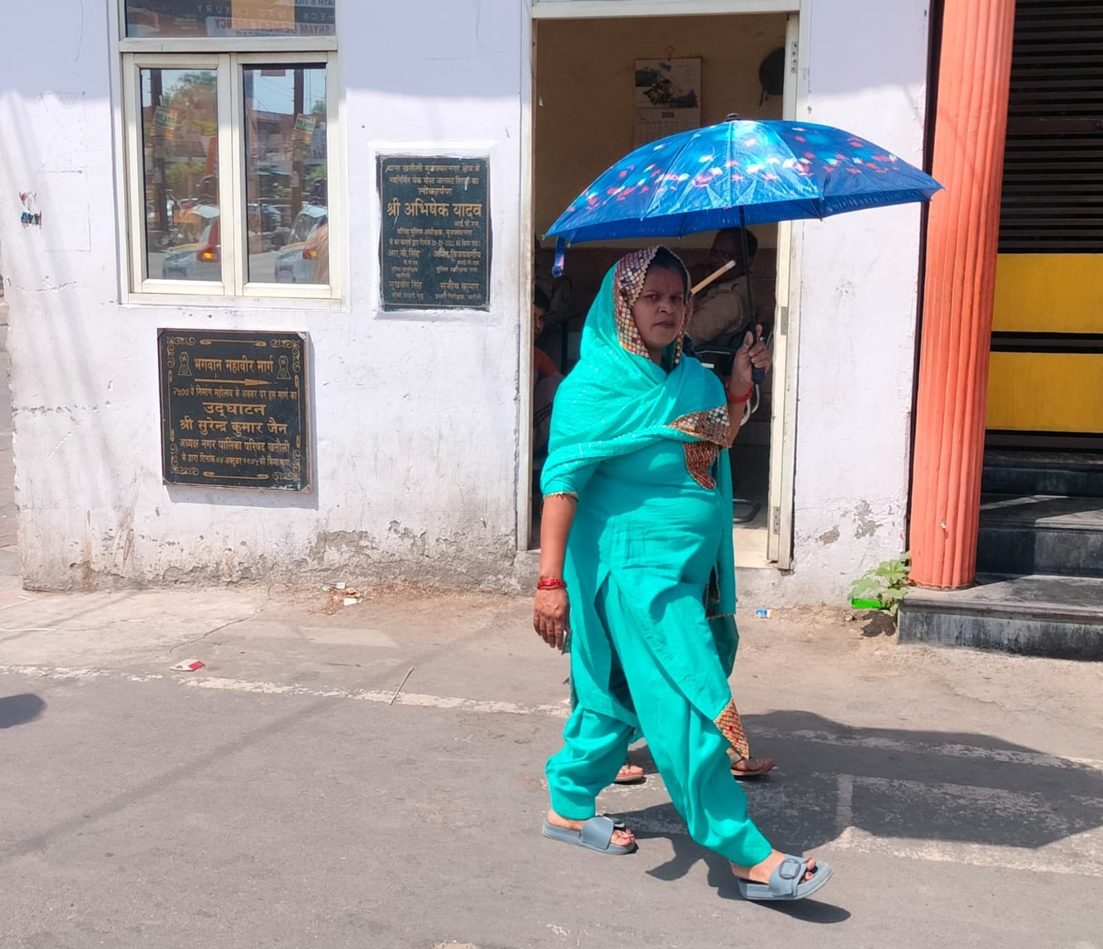 खतौली में धूप के दौरान गुजरते राहगीर : संवाद
