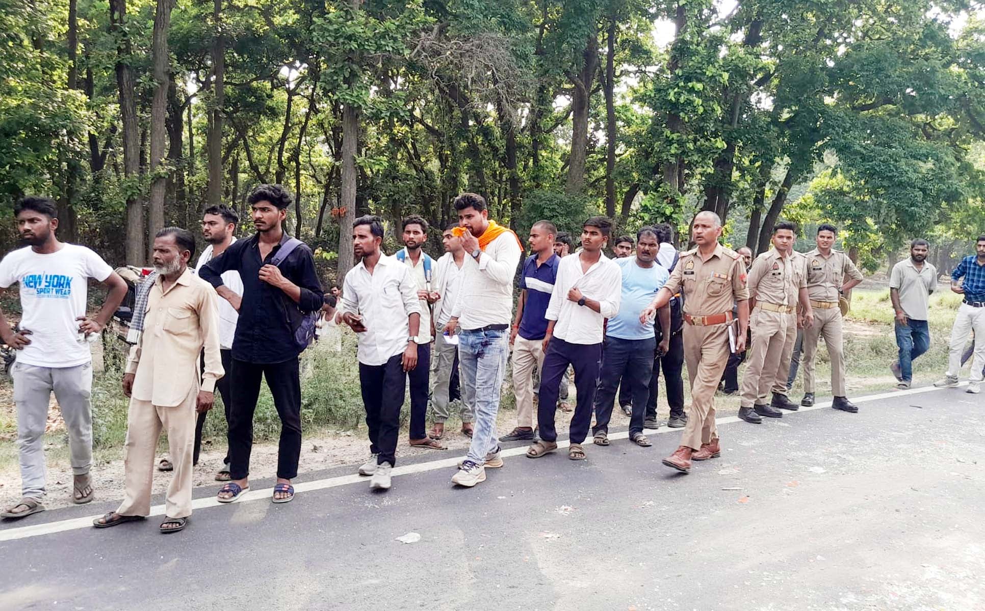 खुटार में डंपर से टकराने के बाद क्षतिग्रस्त बस। संवाद खुटार में डंपर से टकराने के बाद क्षतिग्रस्त बस। संवाद