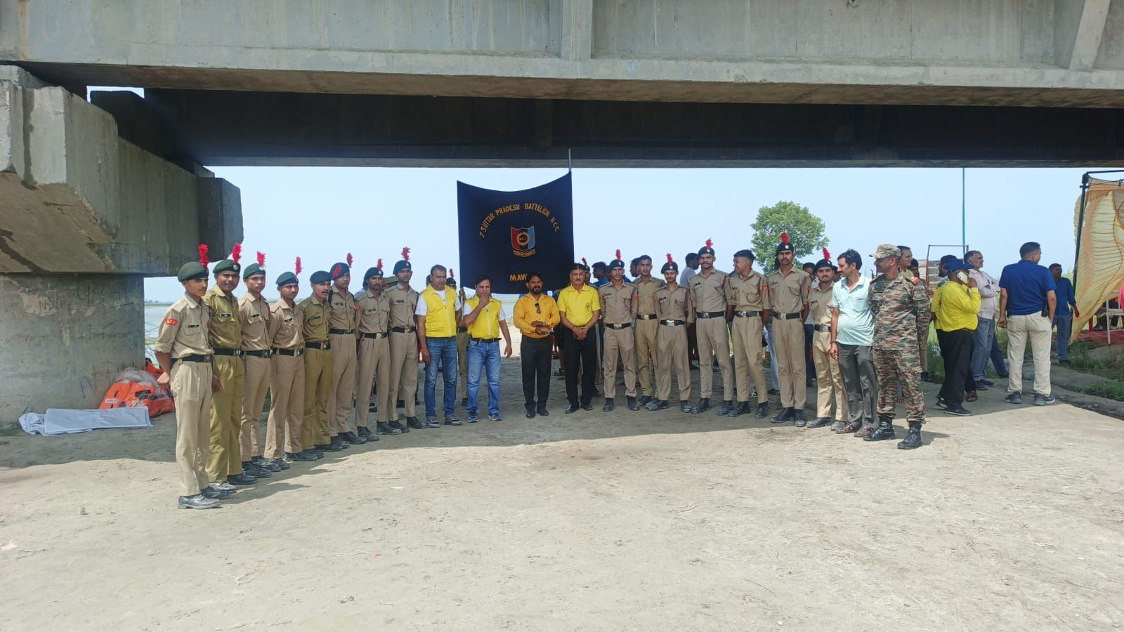 मॉकड्रिल के दौरान स्वास्थ विभाग के साथ खड़े प्रशासनिक अधिकारी स्रोत संवाद