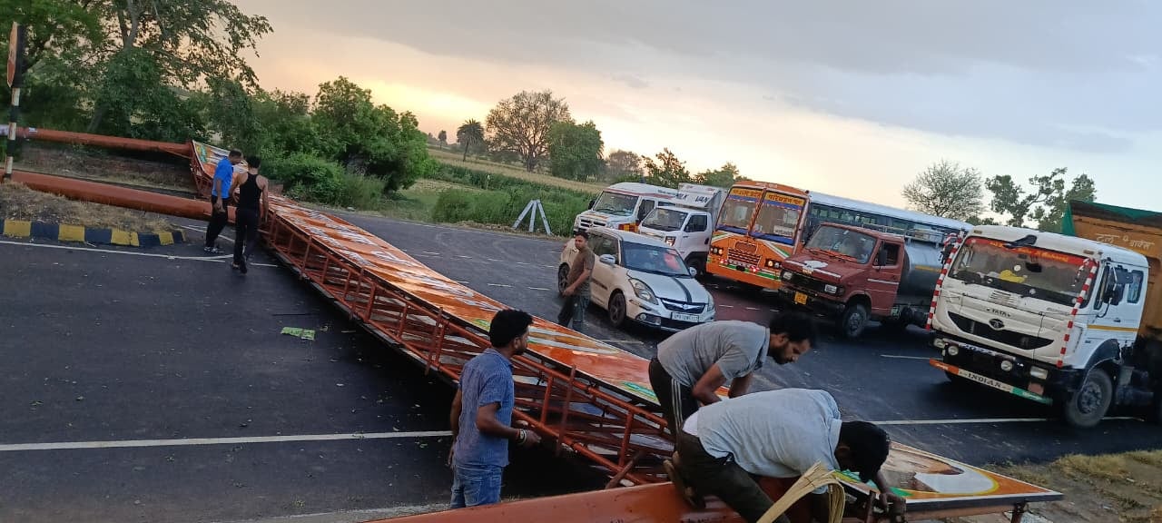 मिरहची क्षेत्र में तेज आंधी से उखड़ी टिन शेड। संवाद