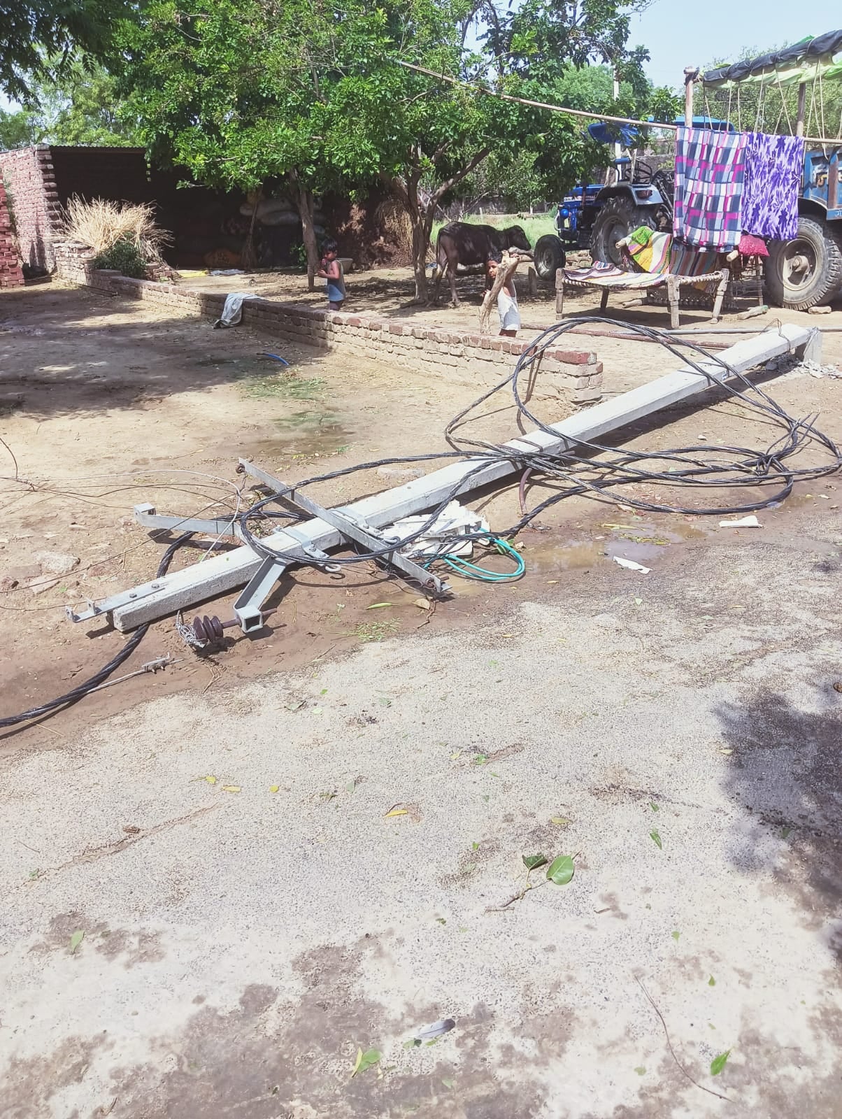 मिरहची क्षेत्र में तेज आंधी से उखड़ी टिन शेड। संवाद