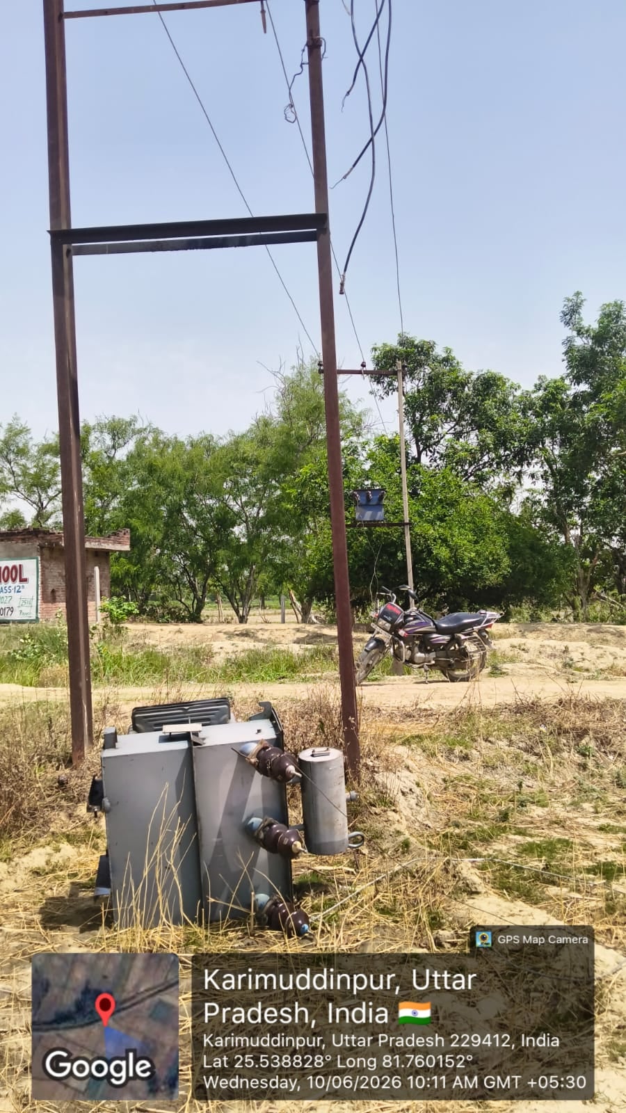 मंसूराबाद क्षेत्र में मगलवार की रात आए चक्रवाती तूफान से लाई गांव के मुख्य मार्ग पर गिरा पेड़, मंसूराबाद क्षेत्र में मगलवार की रात आए चक्रवाती तूफान से लाई गांव के मुख्य मार्ग पर गिरा पेड़,