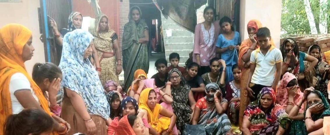 मृतक की पत्नी आरती को नियुक्ति पत्र सौंपते अधिशासी अभियंता। संवाद मृतक की पत्नी आरती को नियुक्ति पत्र सौंपते अधिशासी अभियंता। संवाद