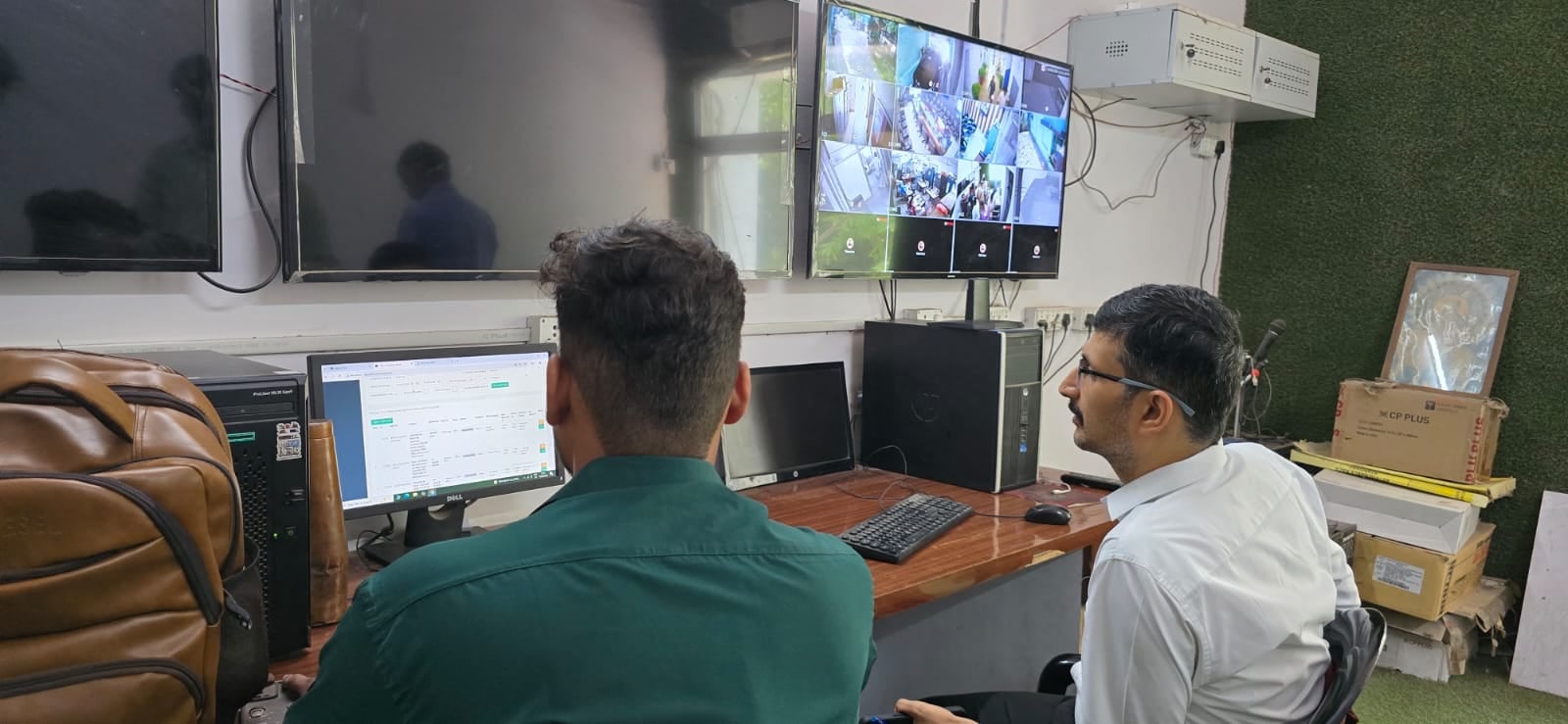 निरीक्षण पर निकले कमिश्नर।