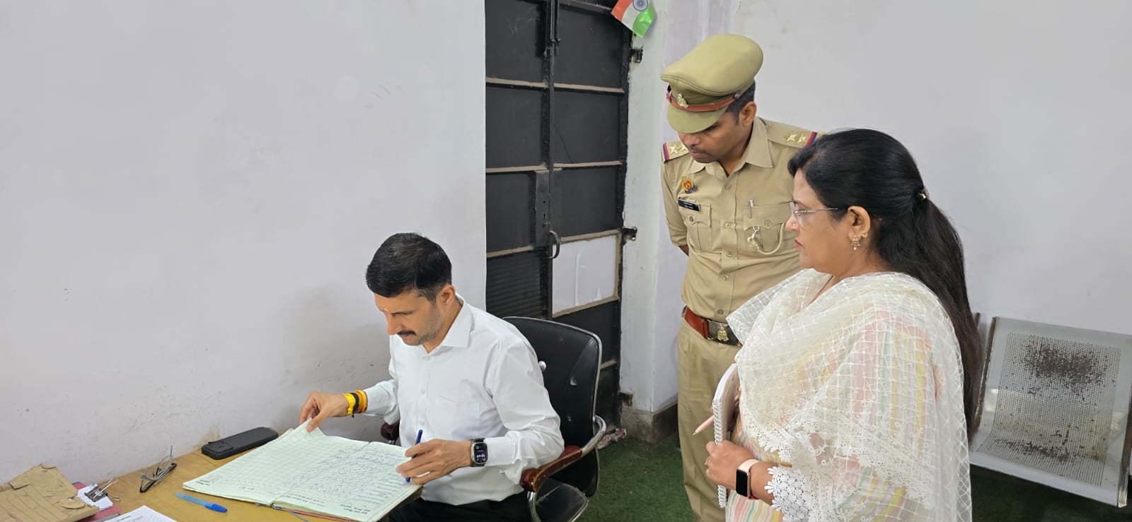 निरीक्षण पर निकले कमिश्नर।