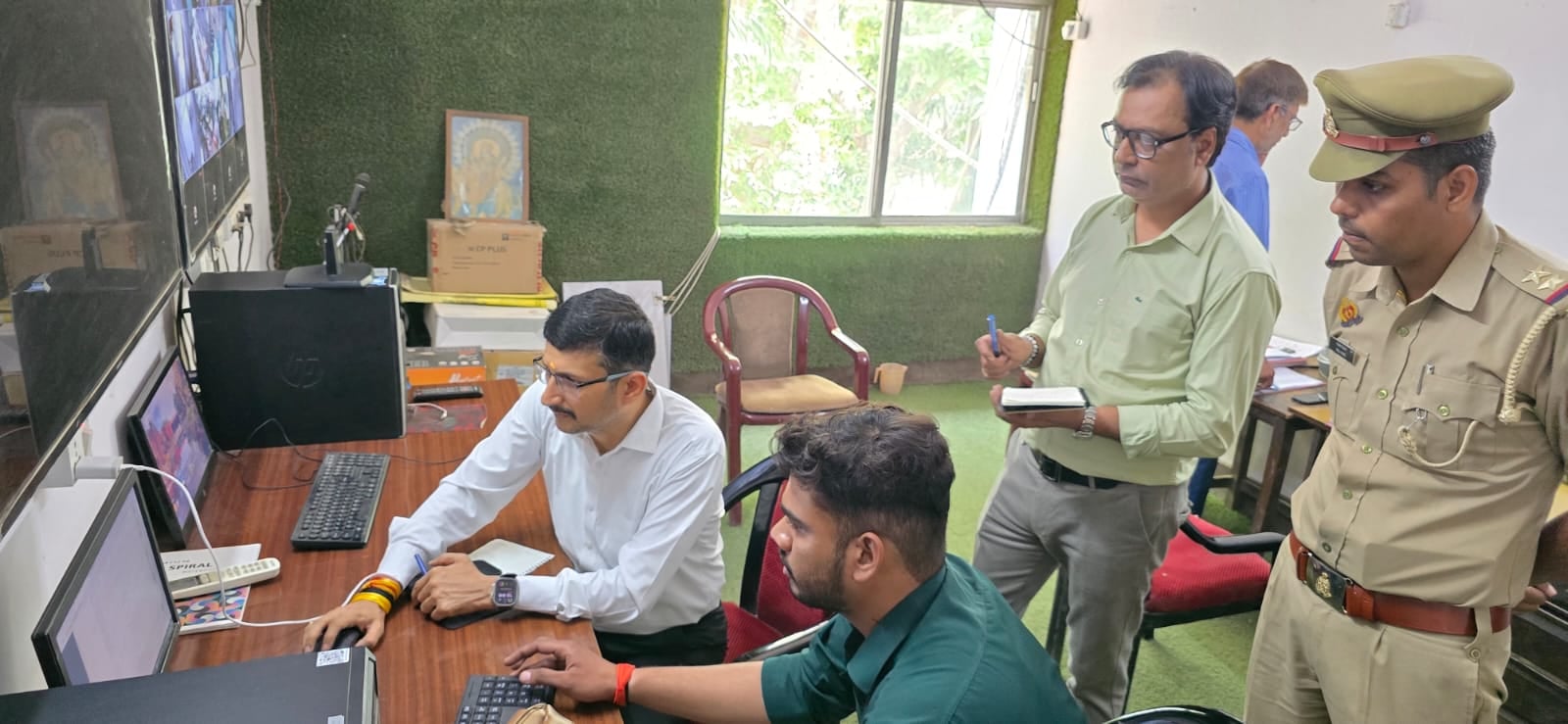 निरीक्षण पर निकले कमिश्नर।