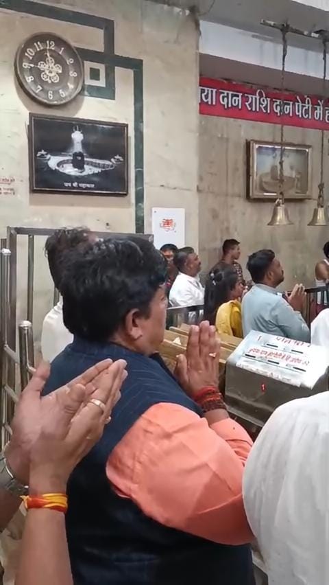 नंदी हॉल मे थे 50 से ज्यादा VIP लेकिन सांसद फिरोजिया ने लाइन में लगकर किए महाकाल दर्शन