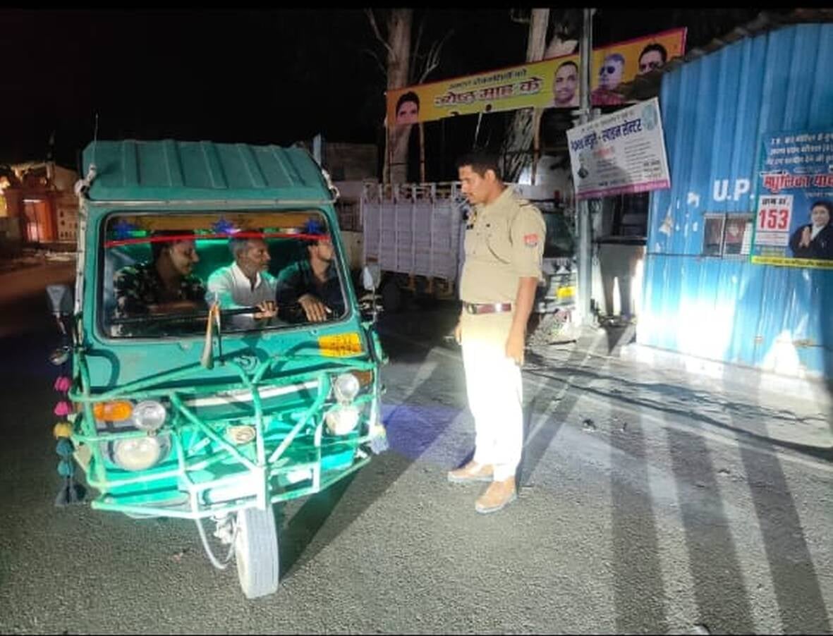 ऑटो, टेंपो की जांच करती पुलिस। ऑटो, टेंपो की जांच करती पुलिस।