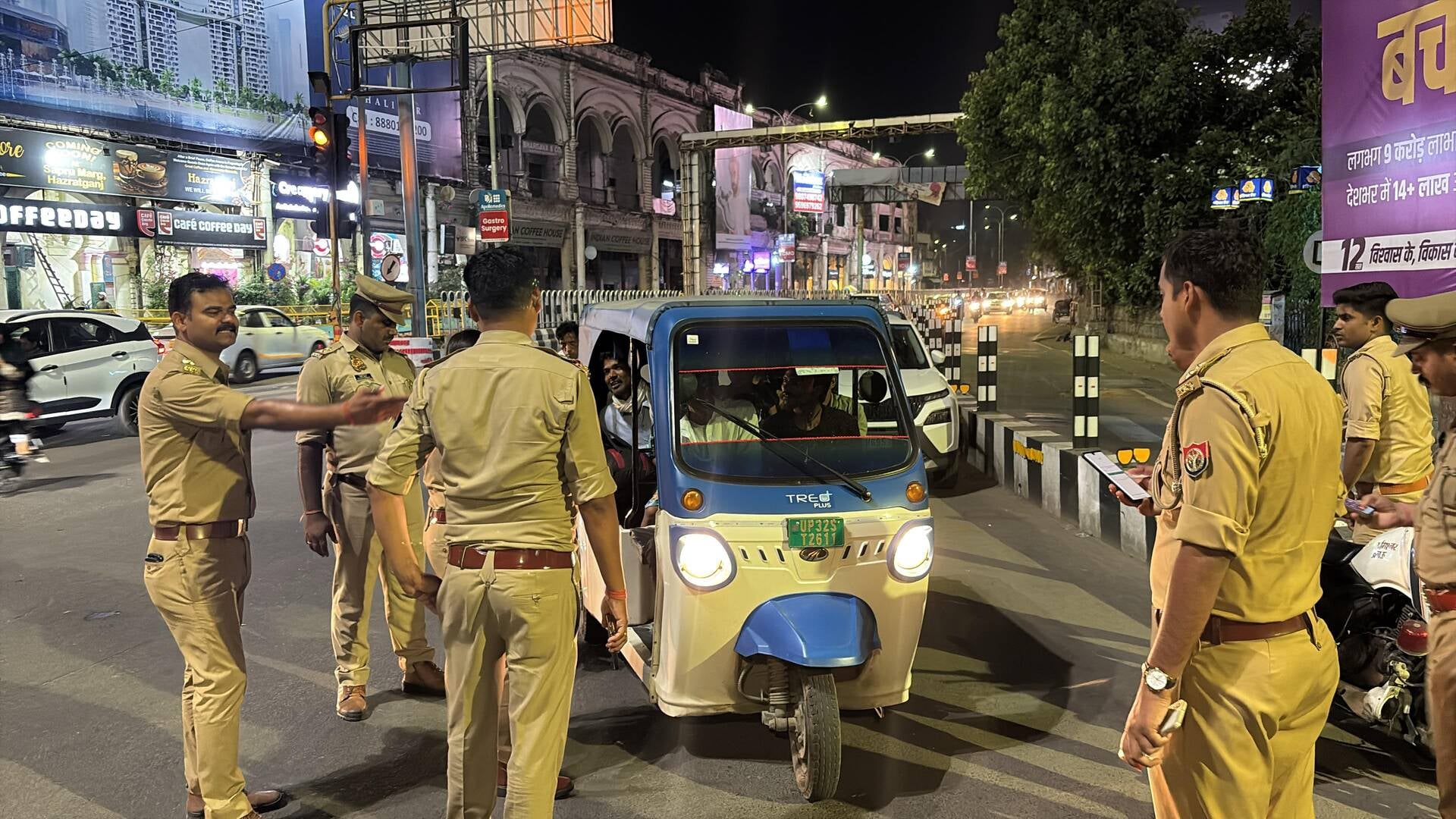 ऑटो, टेंपो की जांच करती पुलिस। ऑटो, टेंपो की जांच करती पुलिस।