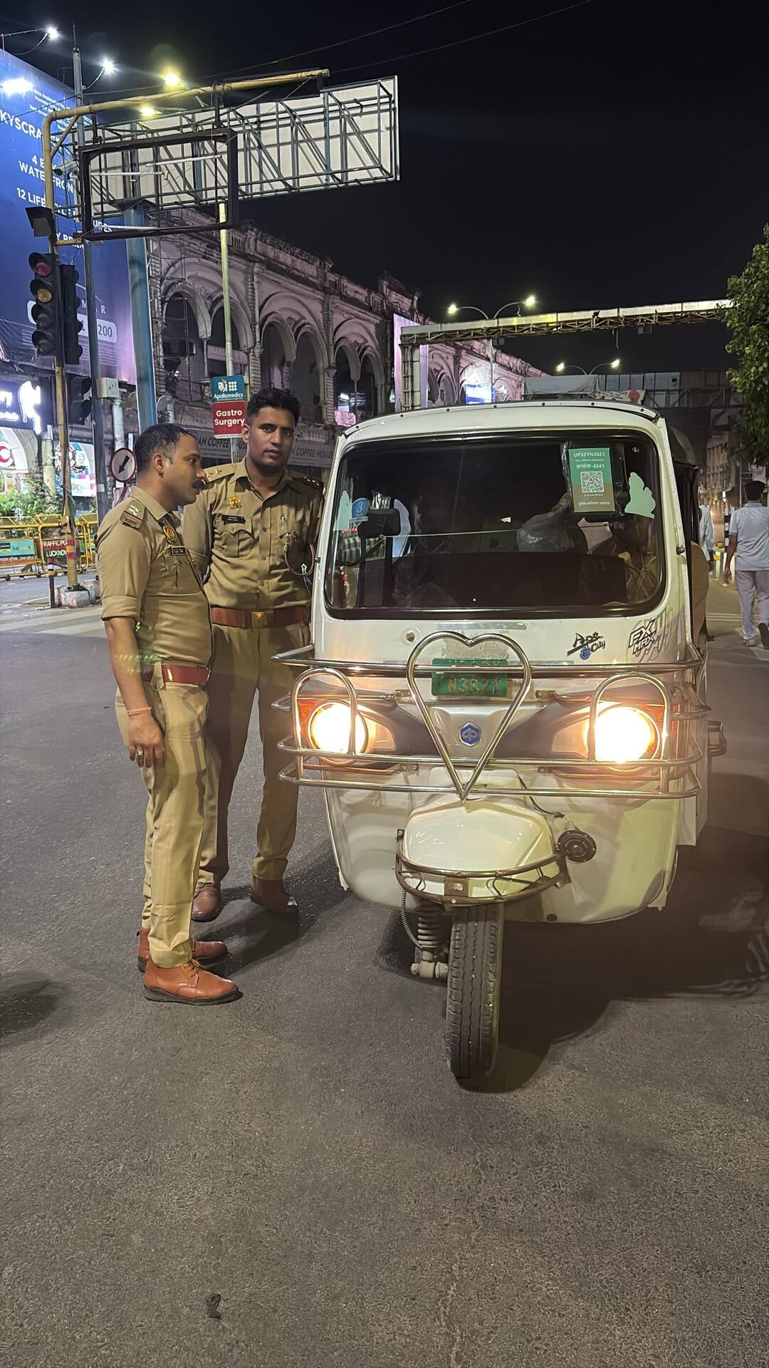 ऑटो, टेंपो की जांच करती पुलिस। ऑटो, टेंपो की जांच करती पुलिस।