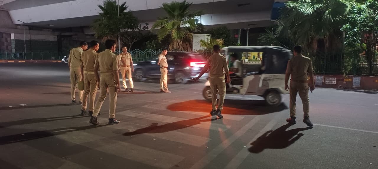 ऑटो, टेंपो की जांच करती पुलिस। ऑटो, टेंपो की जांच करती पुलिस।