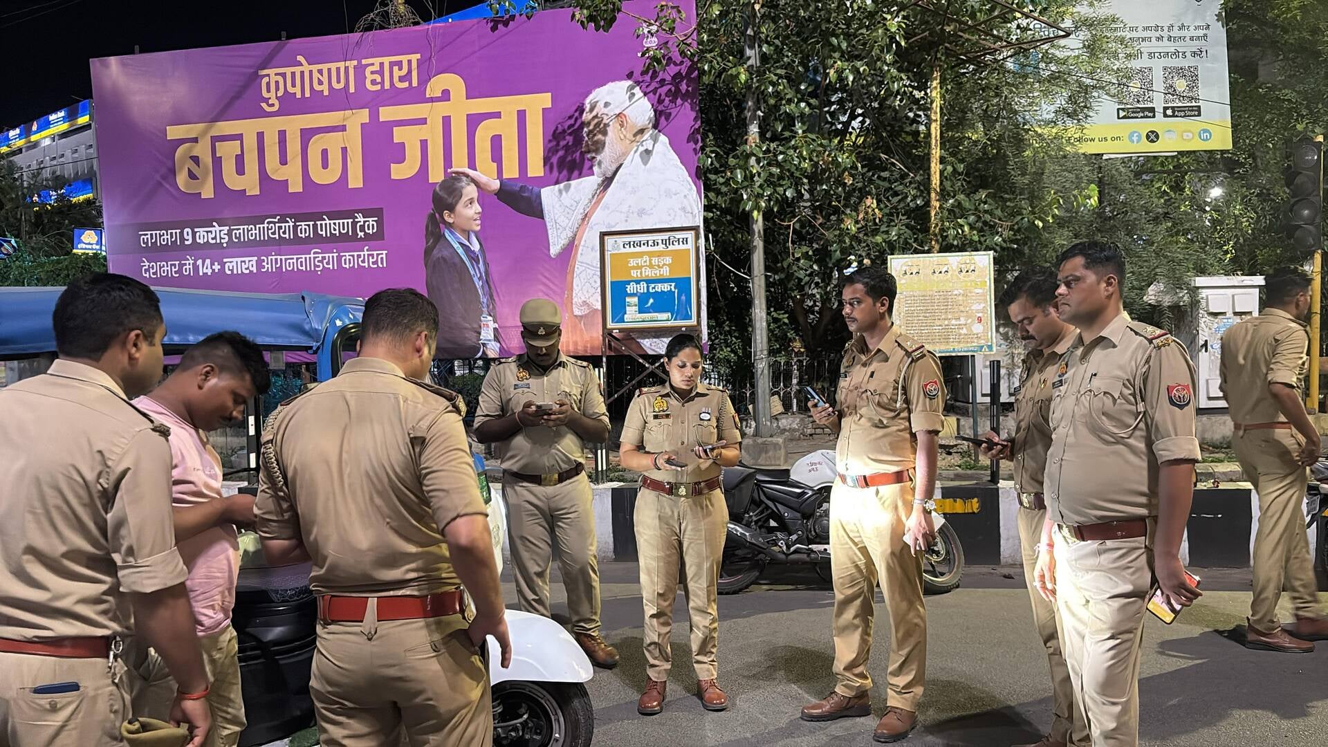 ऑटो, टेंपो की जांच करती पुलिस। ऑटो, टेंपो की जांच करती पुलिस।