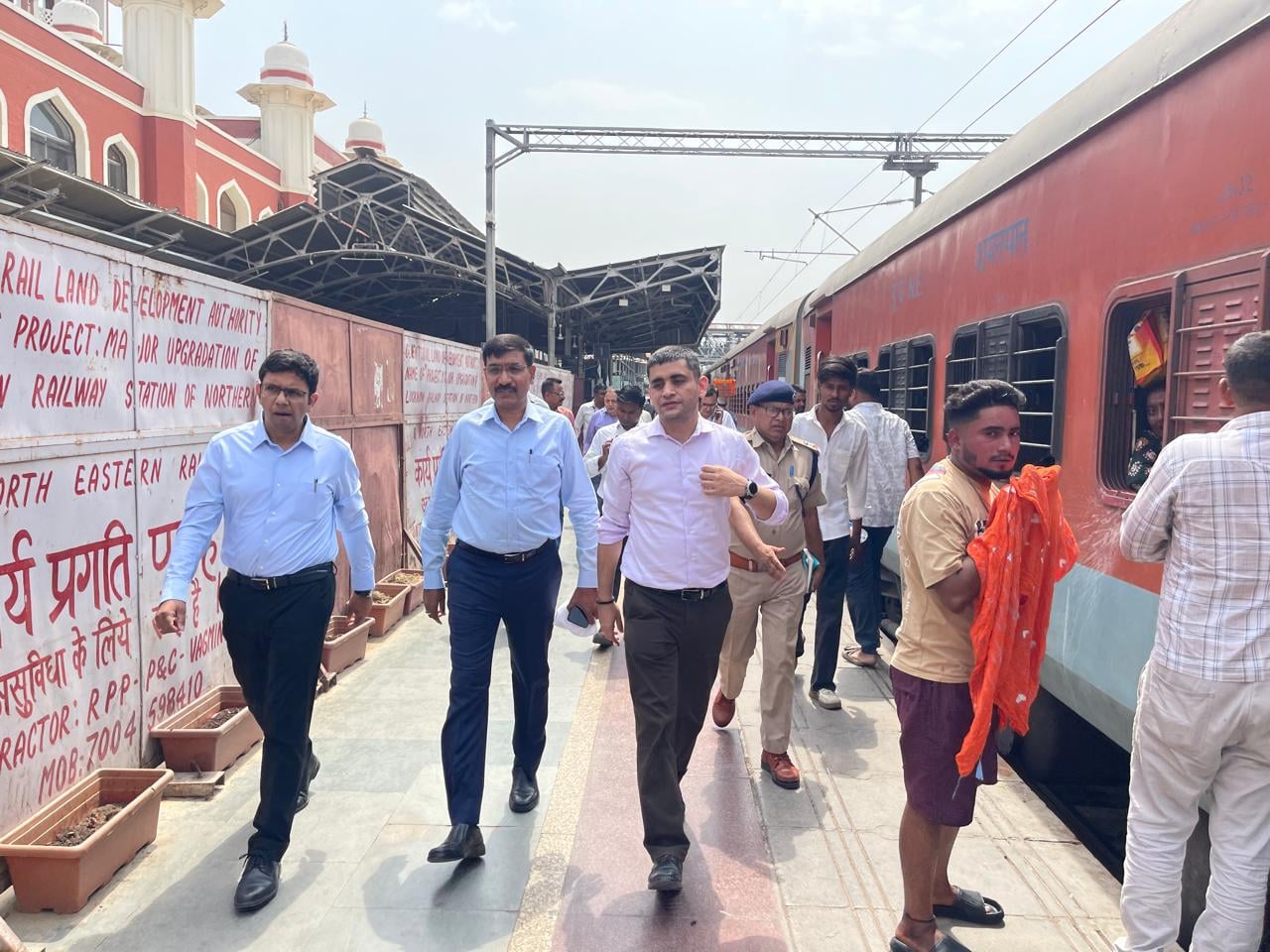 पुलिस ने स्टेशन पर संभाला मोर्चा। पुलिस ने स्टेशन पर संभाला मोर्चा।