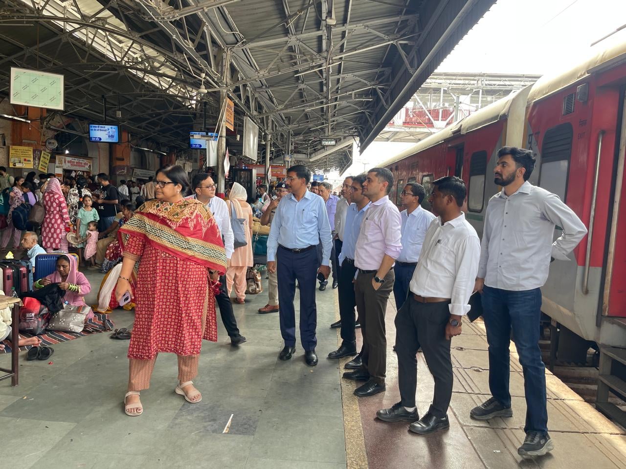 पुलिस ने स्टेशन पर संभाला मोर्चा। पुलिस ने स्टेशन पर संभाला मोर्चा।