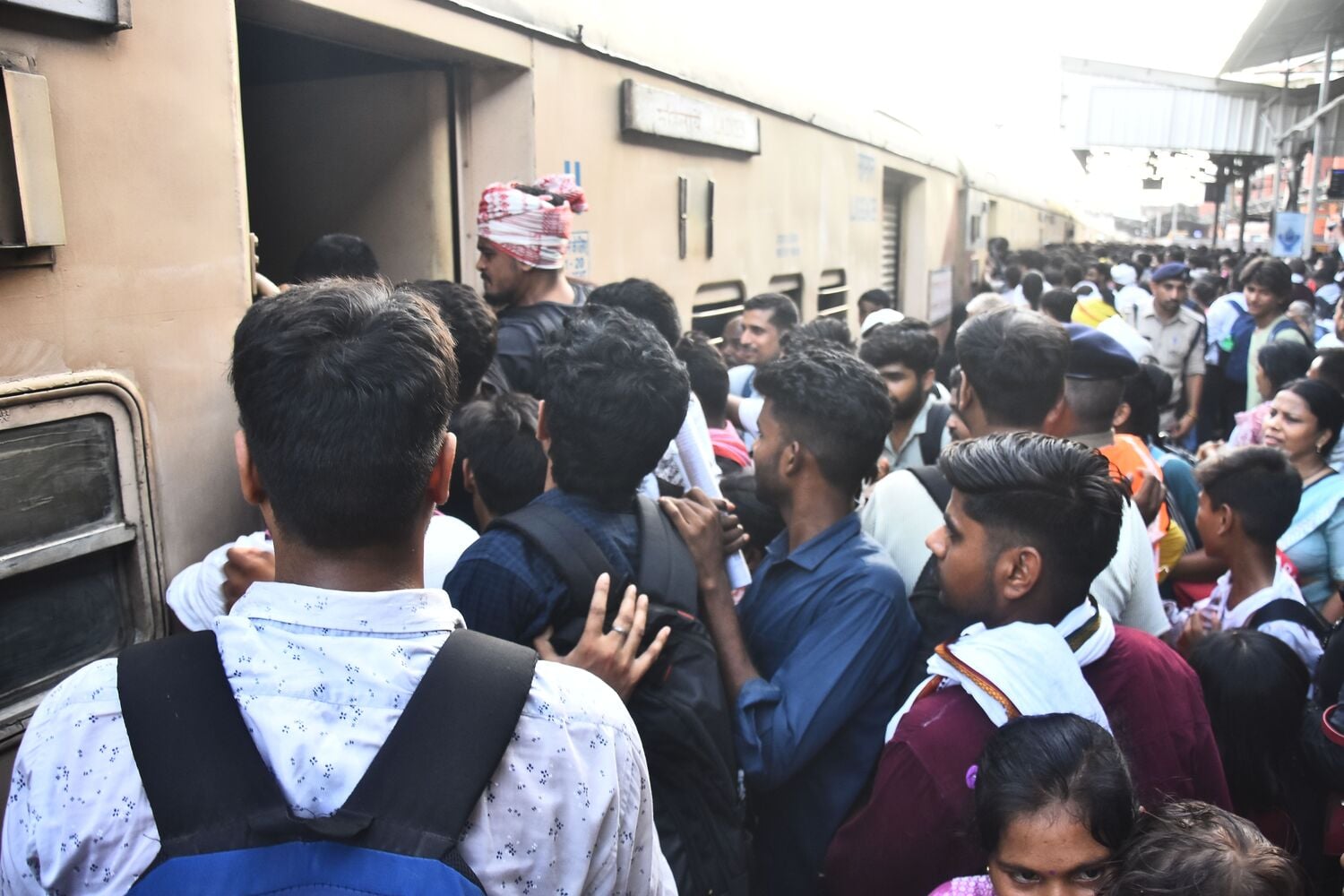 पुलिस ने स्टेशन पर संभाला मोर्चा। पुलिस ने स्टेशन पर संभाला मोर्चा।