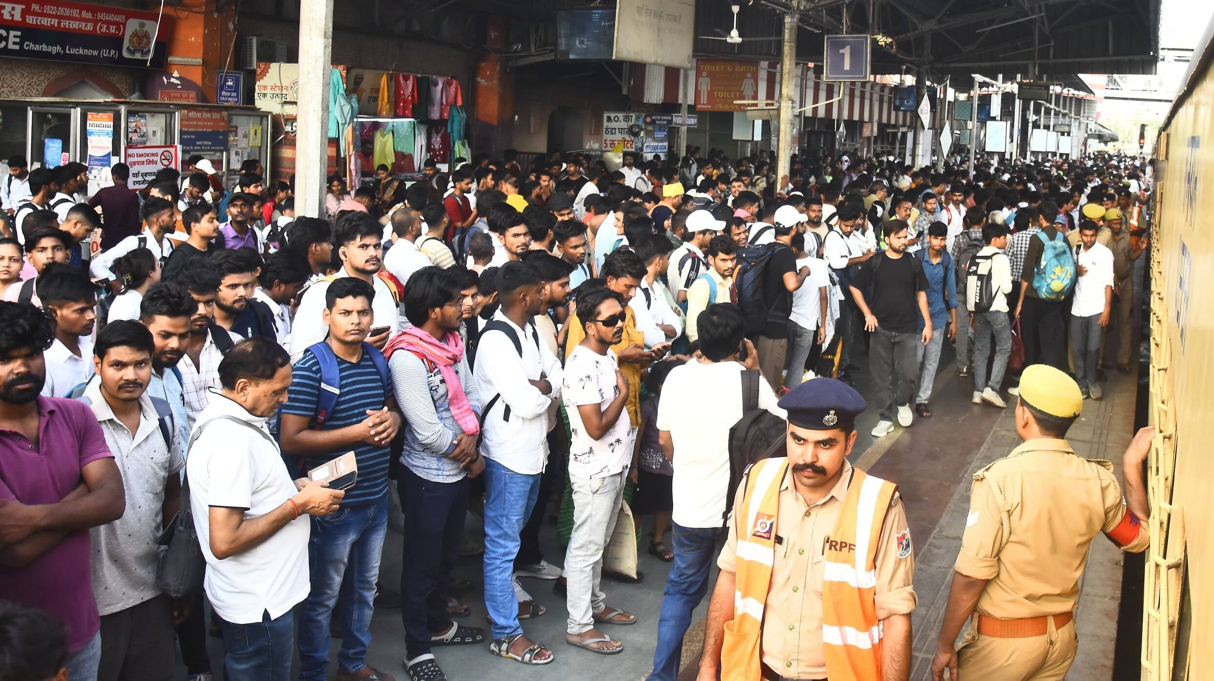 पुलिस ने स्टेशन पर संभाला मोर्चा। पुलिस ने स्टेशन पर संभाला मोर्चा।