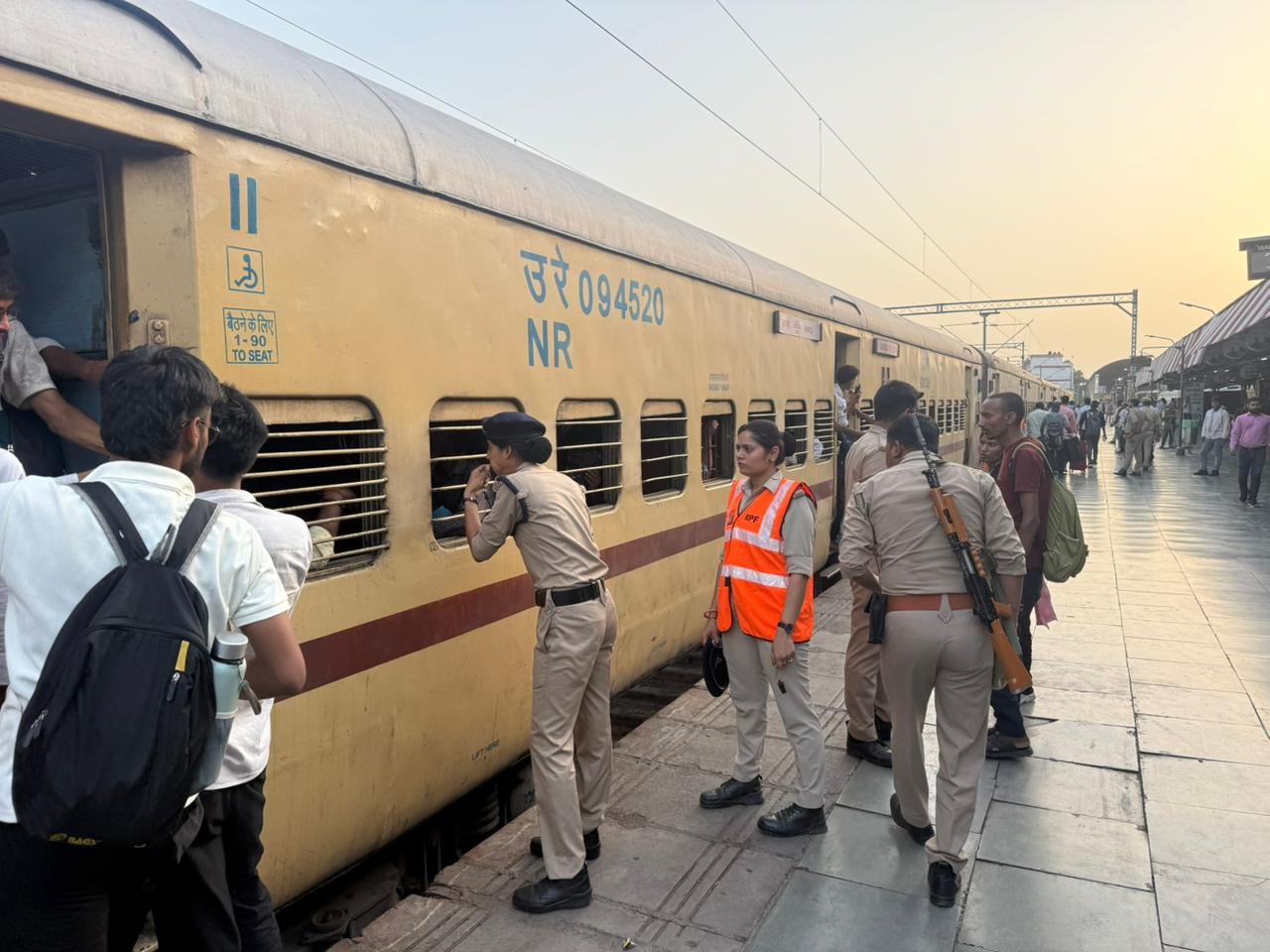 पुलिस ने स्टेशन पर संभाला मोर्चा। पुलिस ने स्टेशन पर संभाला मोर्चा।