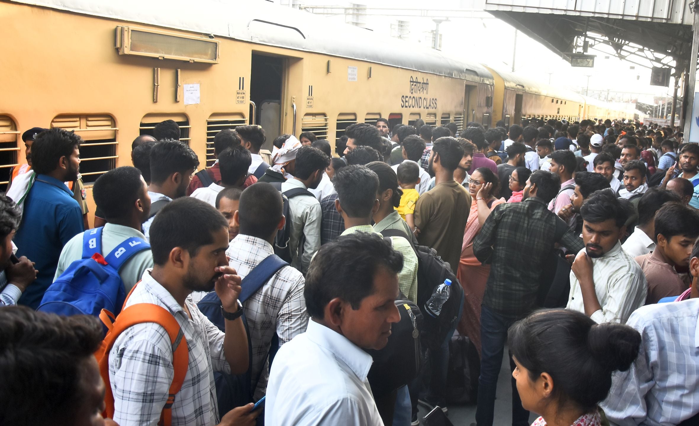 पुलिस ने स्टेशन पर संभाला मोर्चा। पुलिस ने स्टेशन पर संभाला मोर्चा।