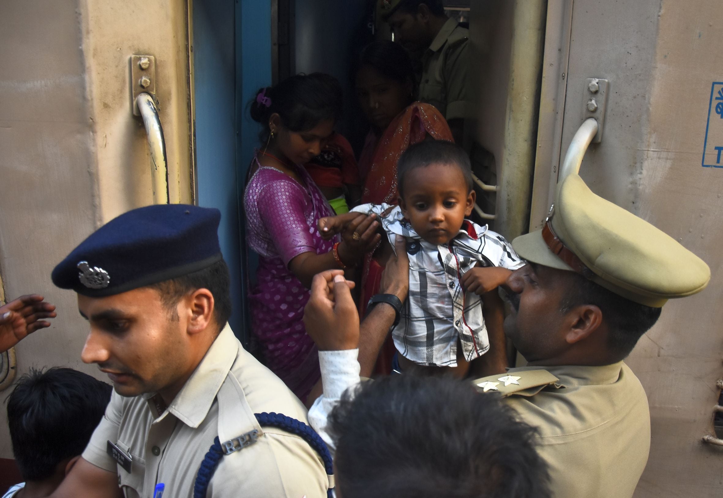 पुलिस ने स्टेशन पर संभाला मोर्चा। पुलिस ने स्टेशन पर संभाला मोर्चा।