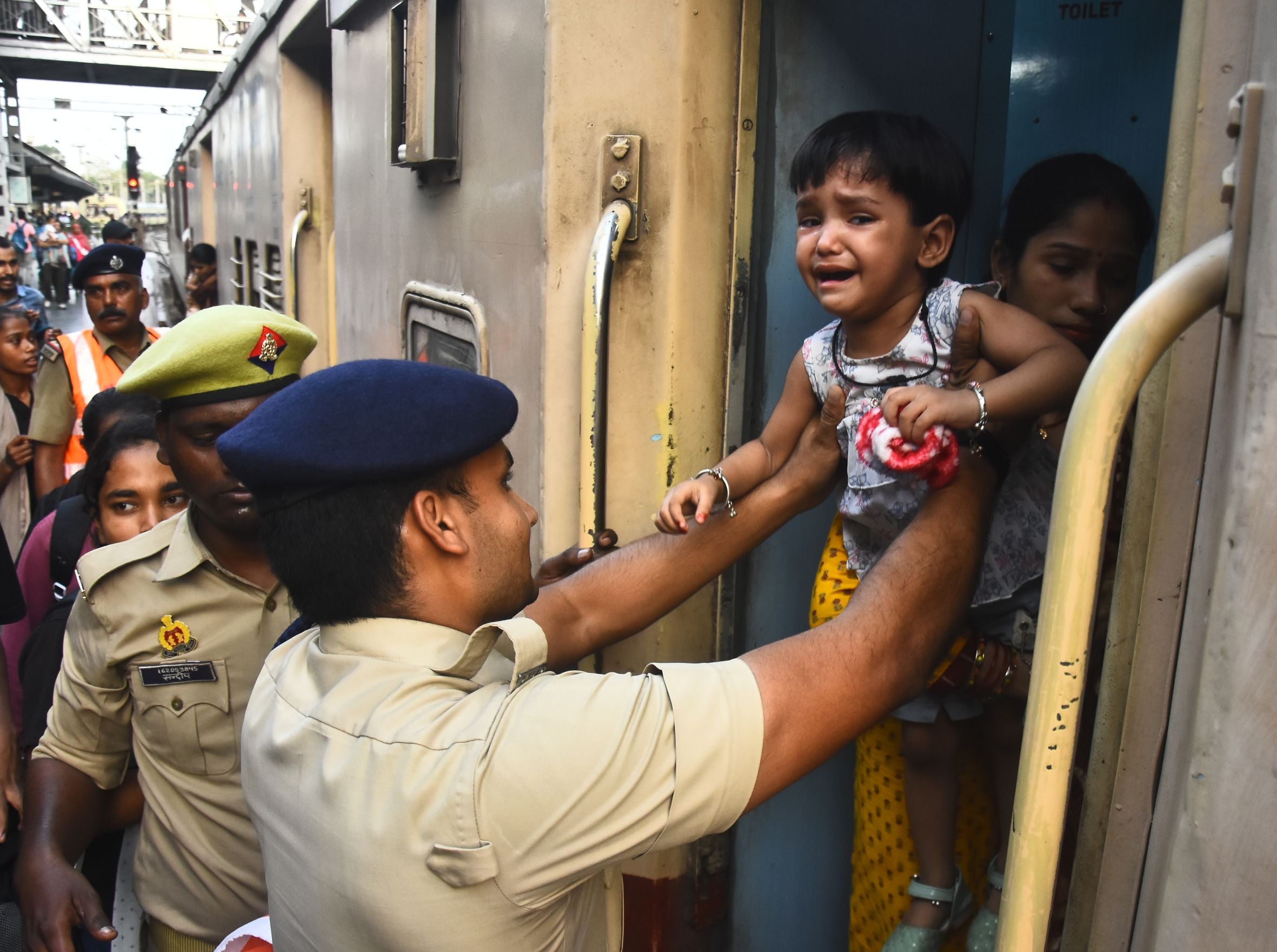 पुलिस ने स्टेशन पर संभाला मोर्चा। पुलिस ने स्टेशन पर संभाला मोर्चा।