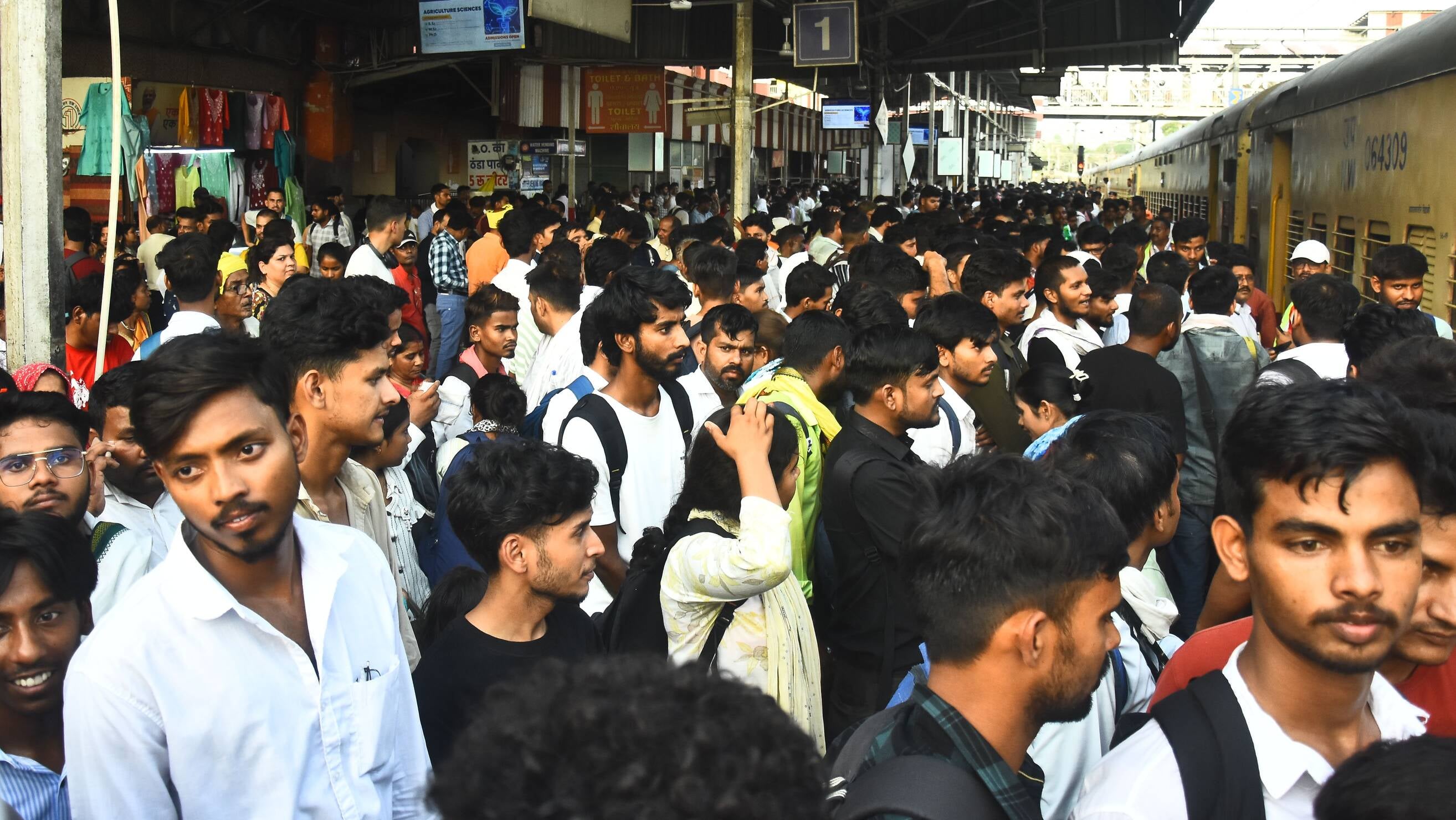 पुलिस ने स्टेशन पर संभाला मोर्चा। पुलिस ने स्टेशन पर संभाला मोर्चा।