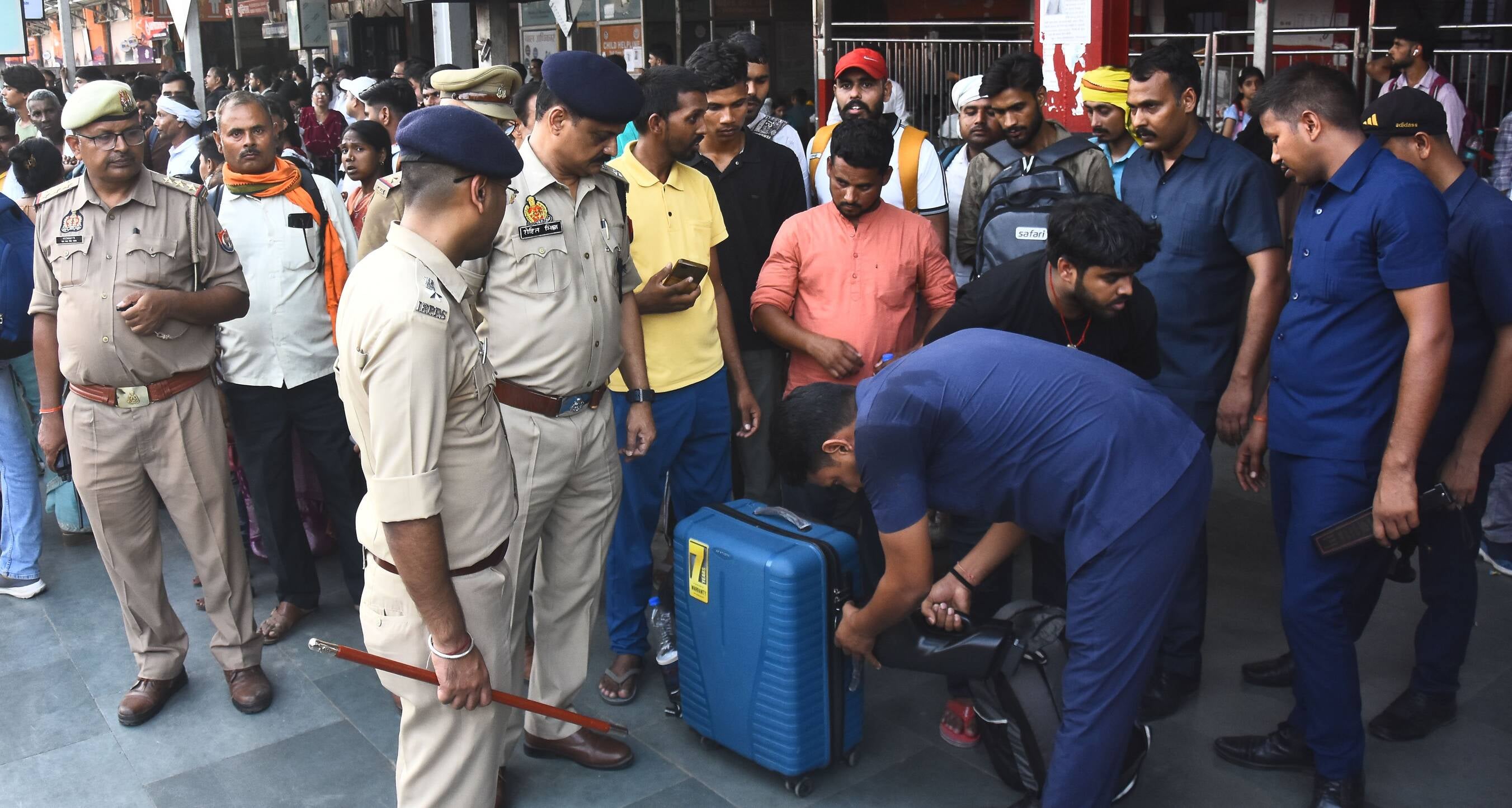 पुलिस ने स्टेशन पर संभाला मोर्चा। पुलिस ने स्टेशन पर संभाला मोर्चा।