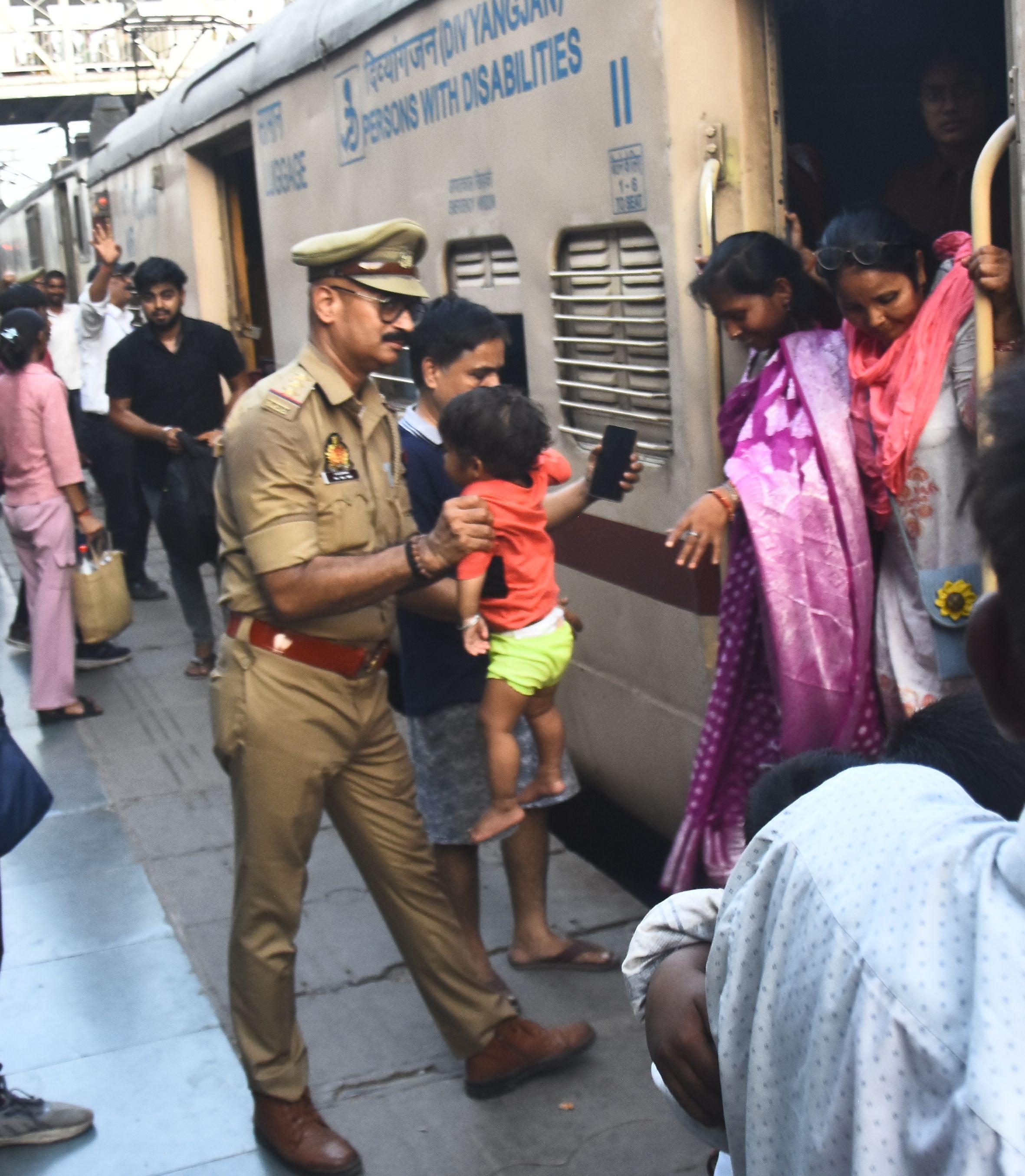 पुलिस ने स्टेशन पर संभाला मोर्चा। पुलिस ने स्टेशन पर संभाला मोर्चा।