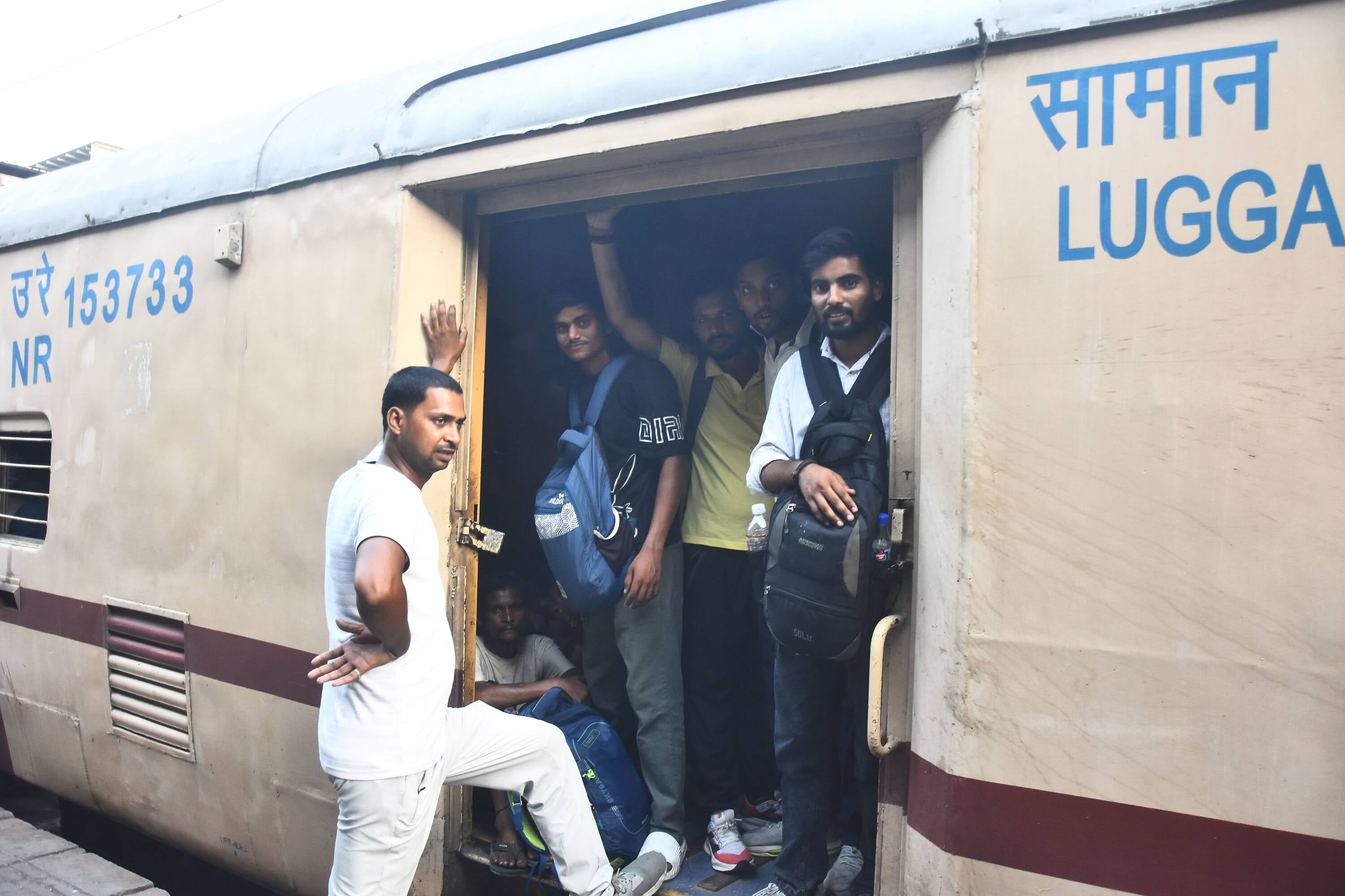 पुलिस ने स्टेशन पर संभाला मोर्चा। पुलिस ने स्टेशन पर संभाला मोर्चा।
