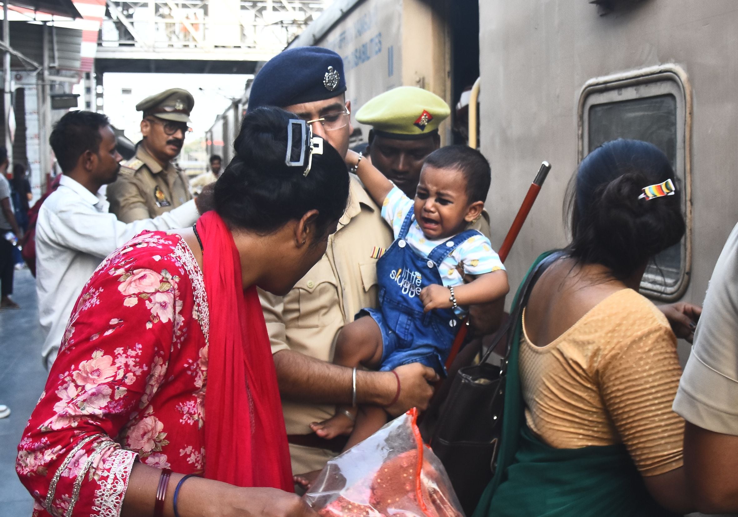पुलिस ने स्टेशन पर संभाला मोर्चा। पुलिस ने स्टेशन पर संभाला मोर्चा।