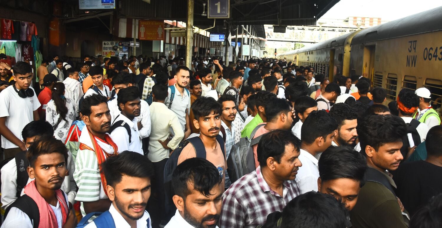 पुलिस ने स्टेशन पर संभाला मोर्चा। पुलिस ने स्टेशन पर संभाला मोर्चा।