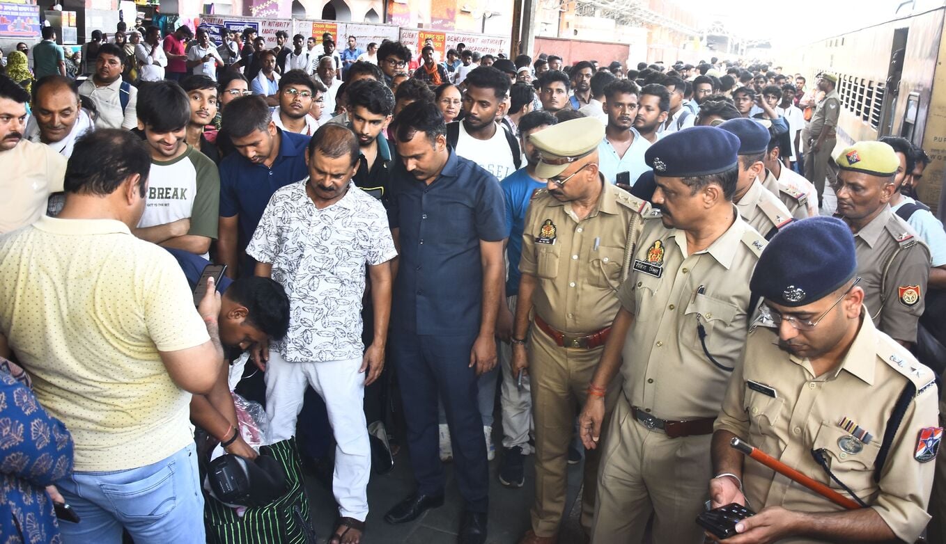 पुलिस ने स्टेशन पर संभाला मोर्चा। पुलिस ने स्टेशन पर संभाला मोर्चा।