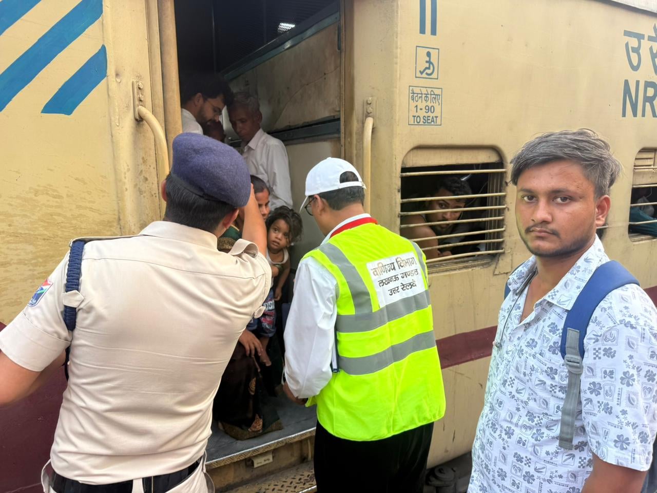 पुलिस ने स्टेशन पर संभाला मोर्चा। पुलिस ने स्टेशन पर संभाला मोर्चा।