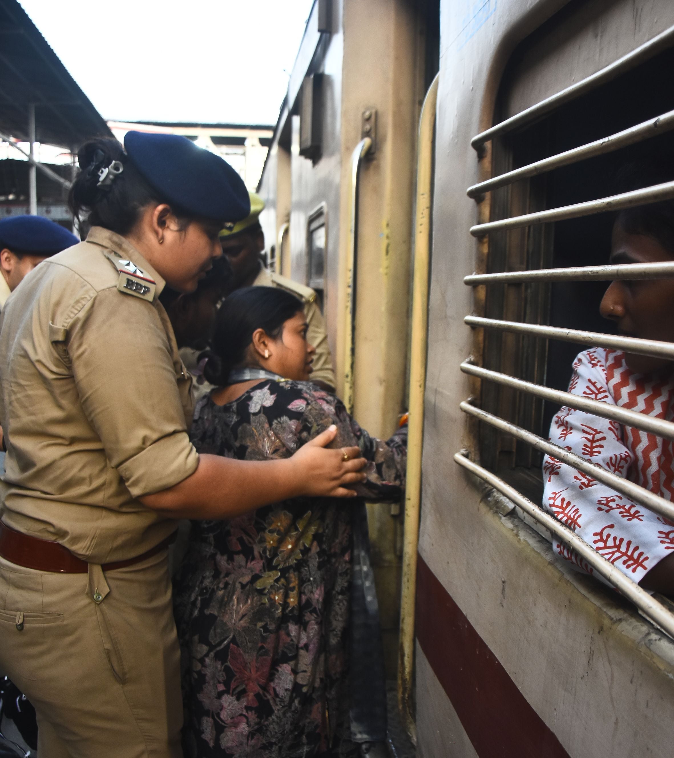 पुलिस ने स्टेशन पर संभाला मोर्चा। पुलिस ने स्टेशन पर संभाला मोर्चा।
