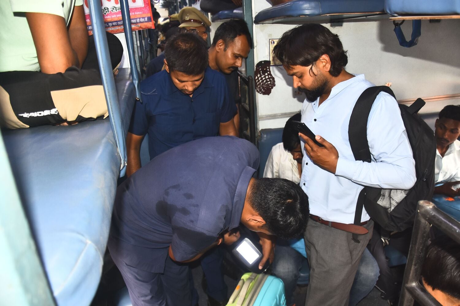 पुलिस ने स्टेशन पर संभाला मोर्चा। पुलिस ने स्टेशन पर संभाला मोर्चा।
