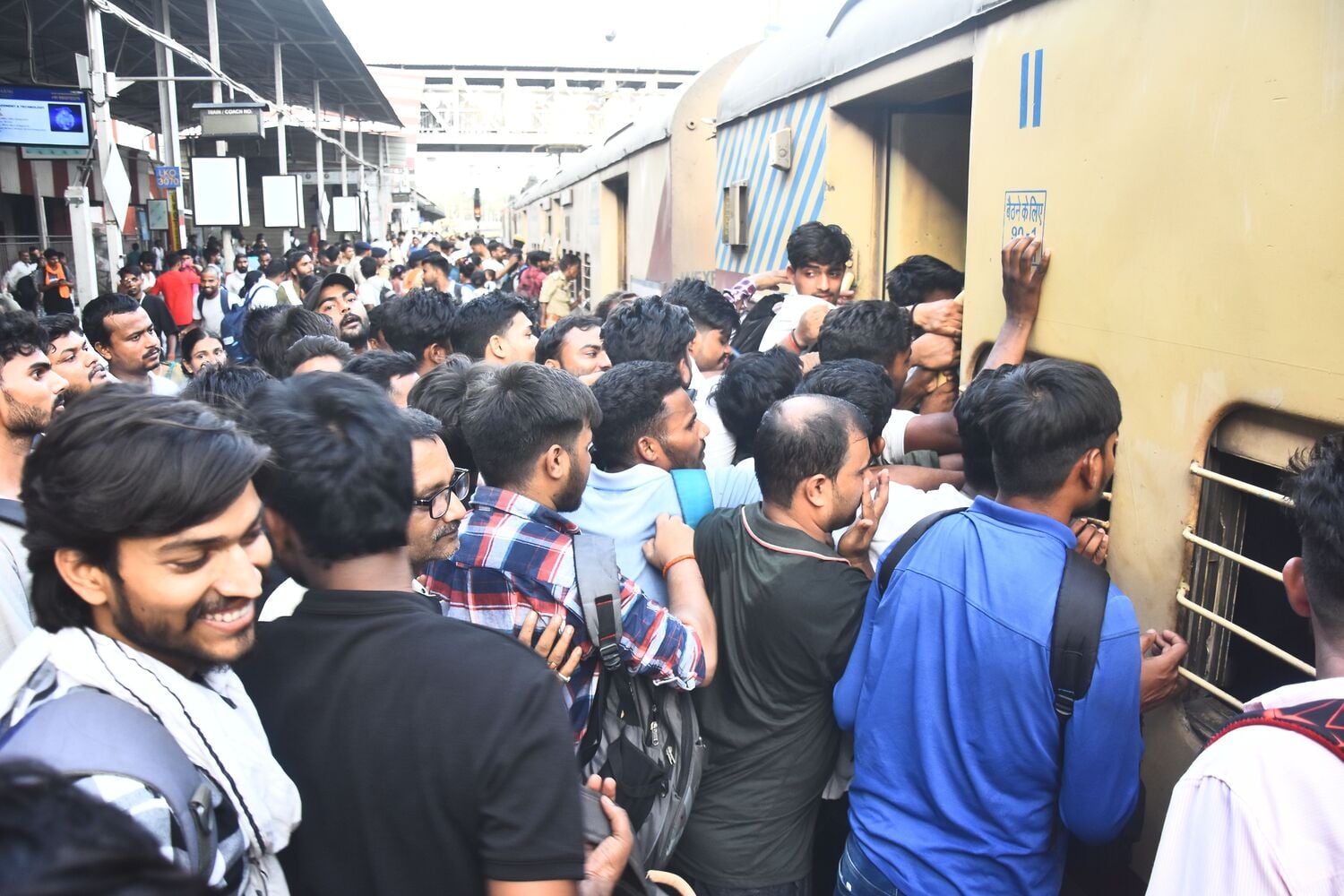 पुलिस ने स्टेशन पर संभाला मोर्चा। पुलिस ने स्टेशन पर संभाला मोर्चा।