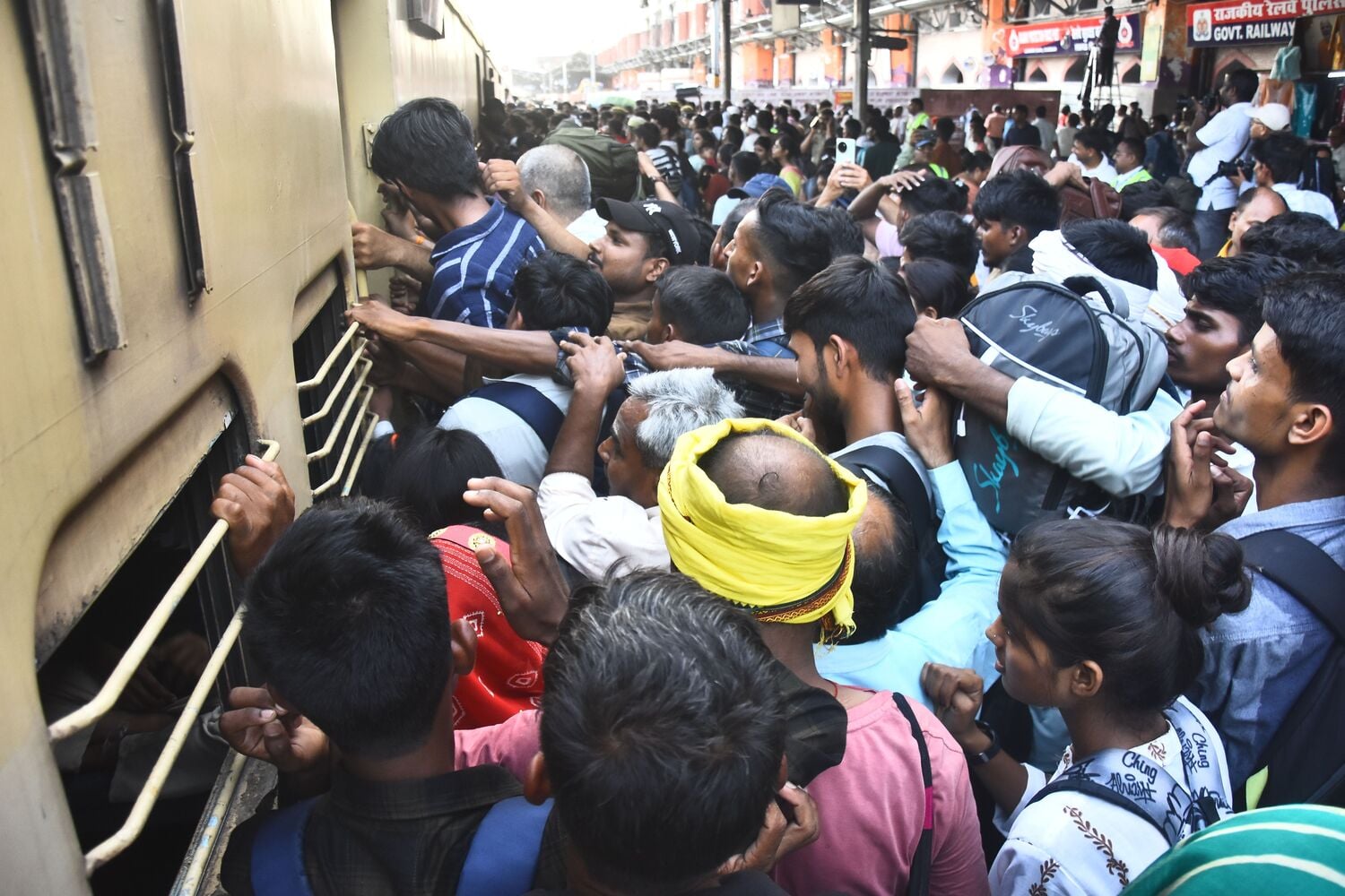 पुलिस ने स्टेशन पर संभाला मोर्चा। पुलिस ने स्टेशन पर संभाला मोर्चा।