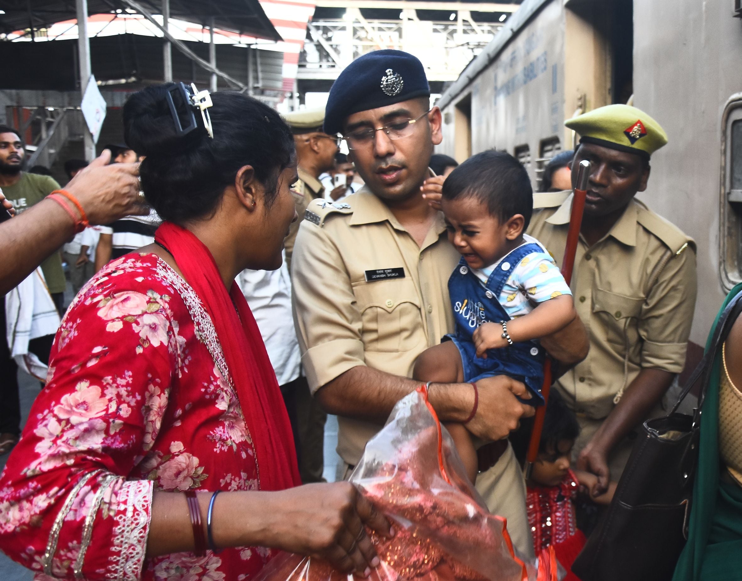 पुलिस ने स्टेशन पर संभाला मोर्चा। पुलिस ने स्टेशन पर संभाला मोर्चा।