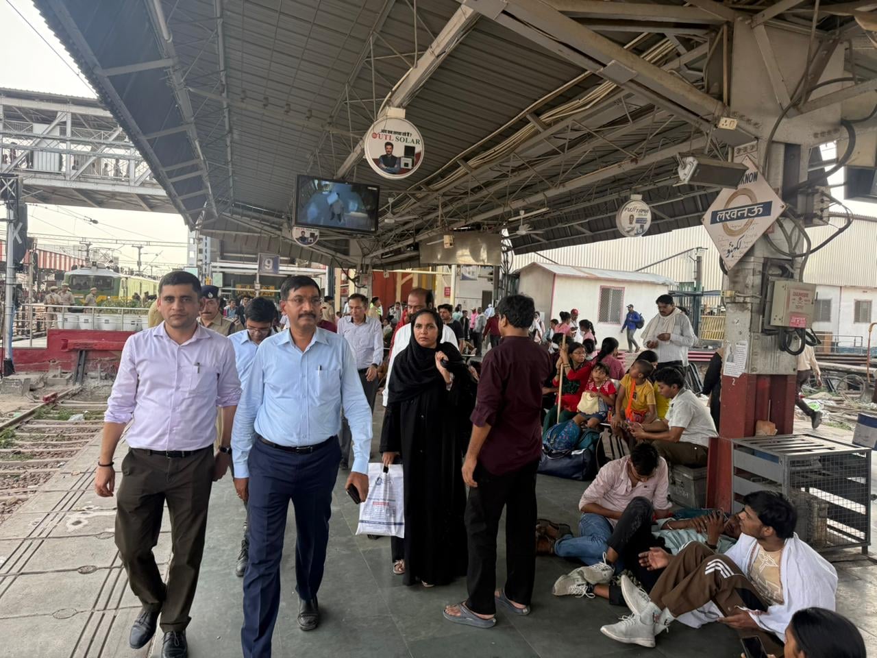 पुलिस ने स्टेशन पर संभाला मोर्चा। पुलिस ने स्टेशन पर संभाला मोर्चा।