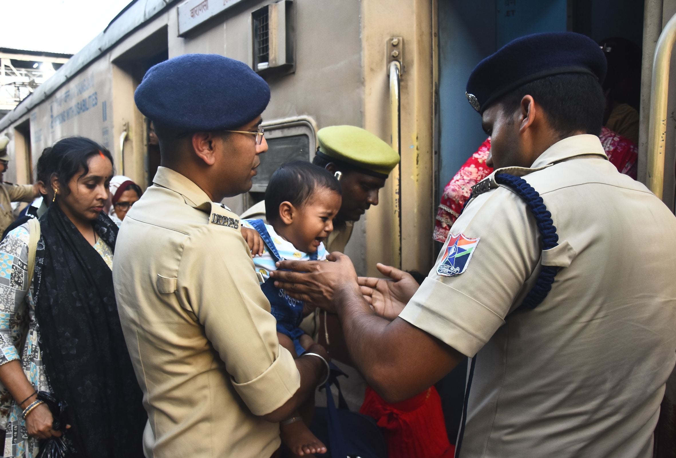 पुलिस ने स्टेशन पर संभाला मोर्चा। पुलिस ने स्टेशन पर संभाला मोर्चा।