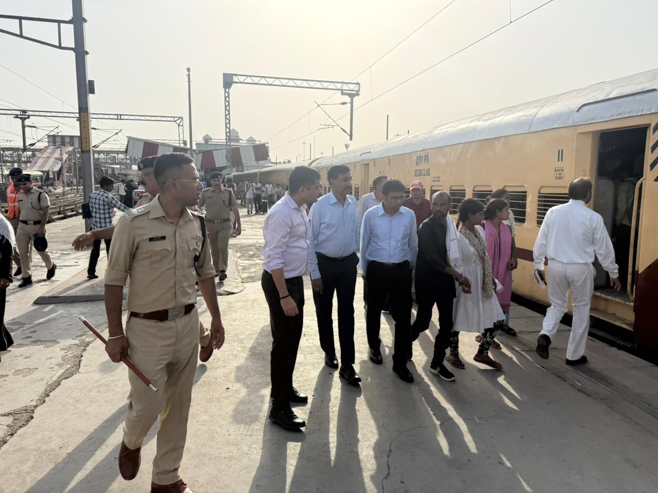 पुलिस ने स्टेशन पर संभाला मोर्चा। पुलिस ने स्टेशन पर संभाला मोर्चा।
