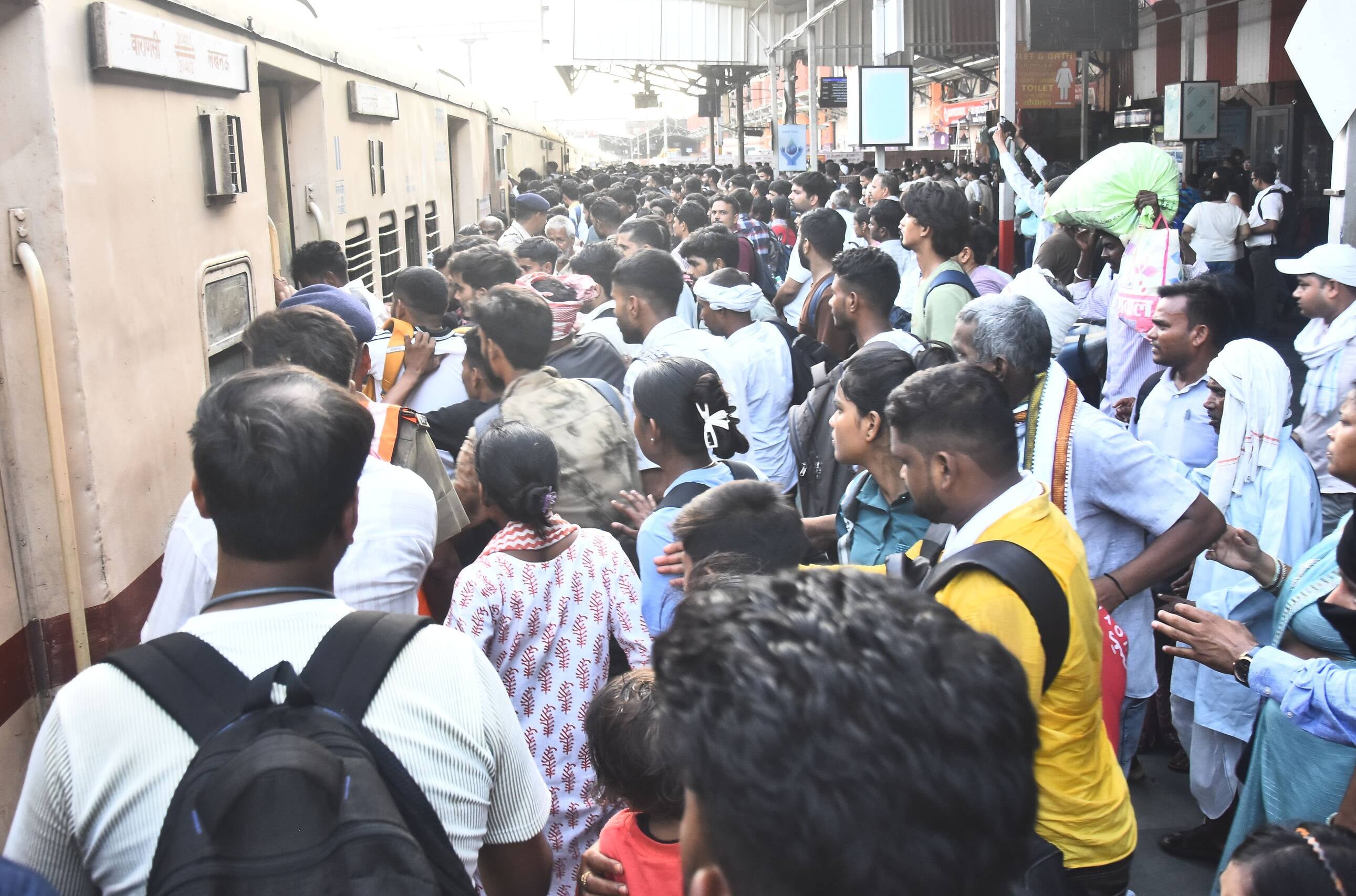 पुलिस ने स्टेशन पर संभाला मोर्चा। पुलिस ने स्टेशन पर संभाला मोर्चा।